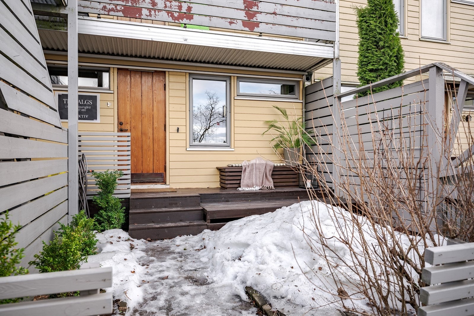 Inngangspartiet er brosteinbelagt og her er det en liten hage. Galleribilde