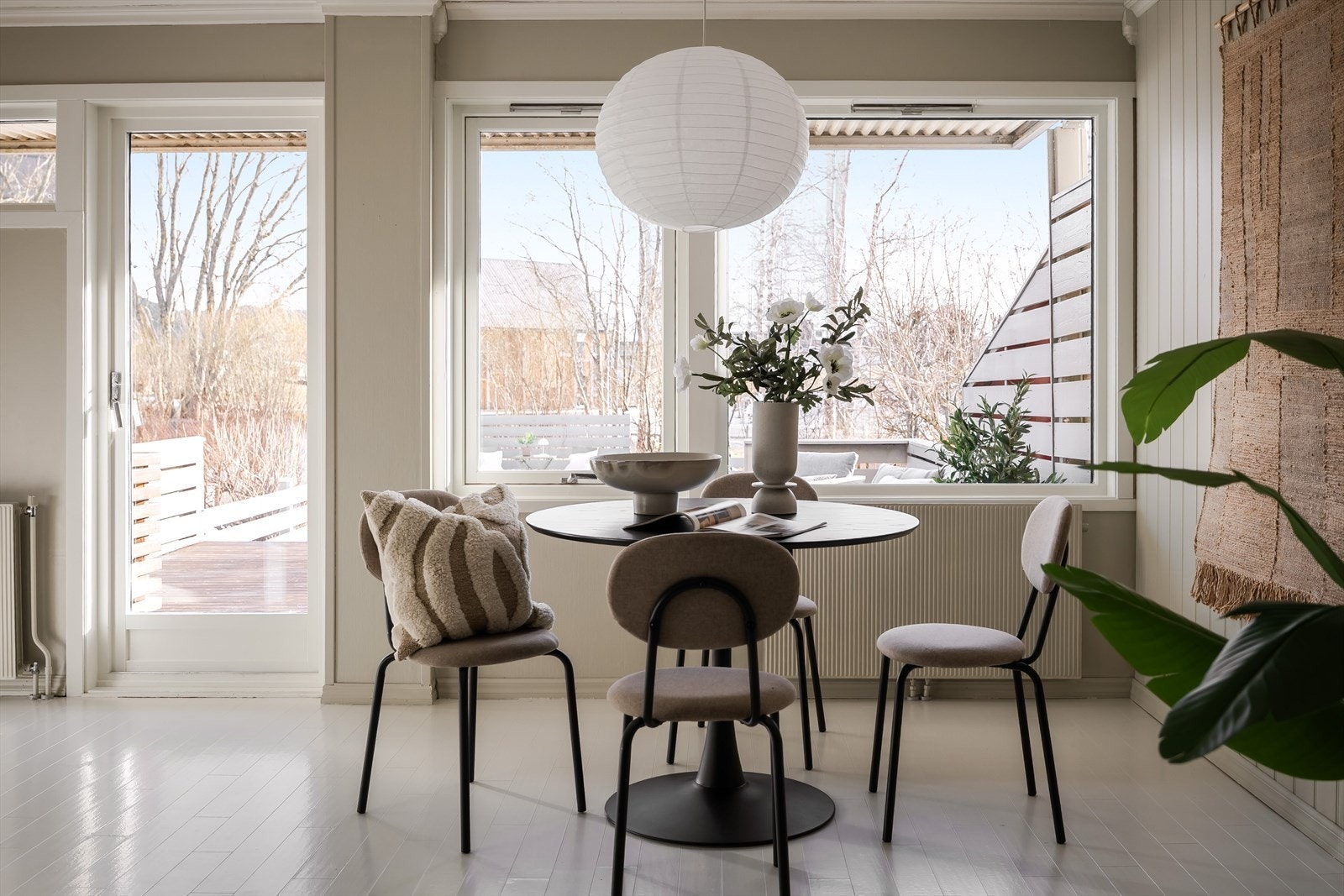 Rommet har utgang til den deilige terrassen på 28 kvm og nedgang derfra til hagen. Galleribilde