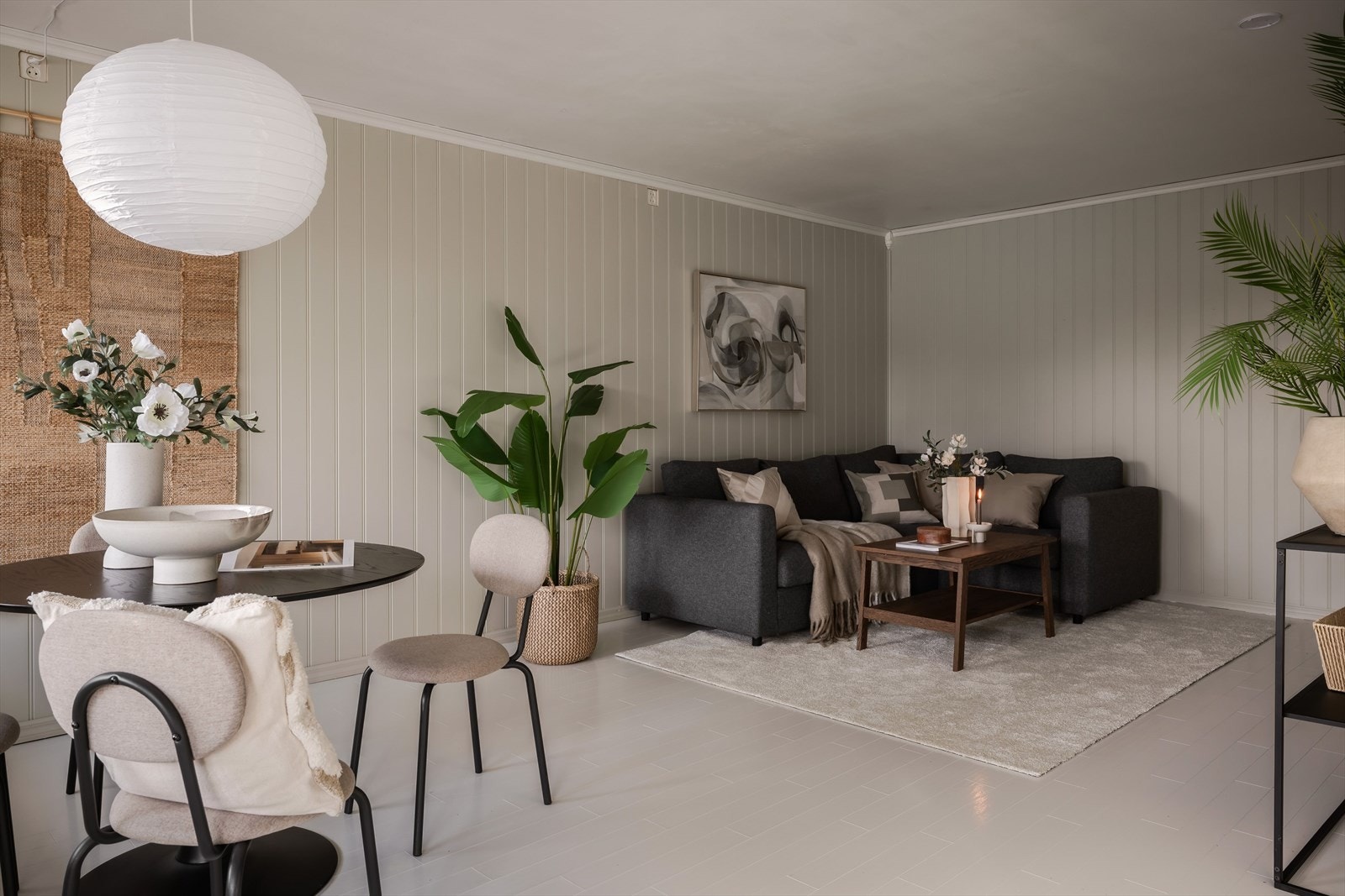 Her er det plass til spisestuemøbler, salongmøbler og øvrig møblement. Galleribilde