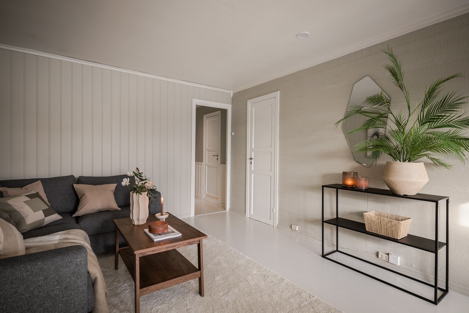 Fra stuen er det inngang til en bod/kontor. Galleribilde