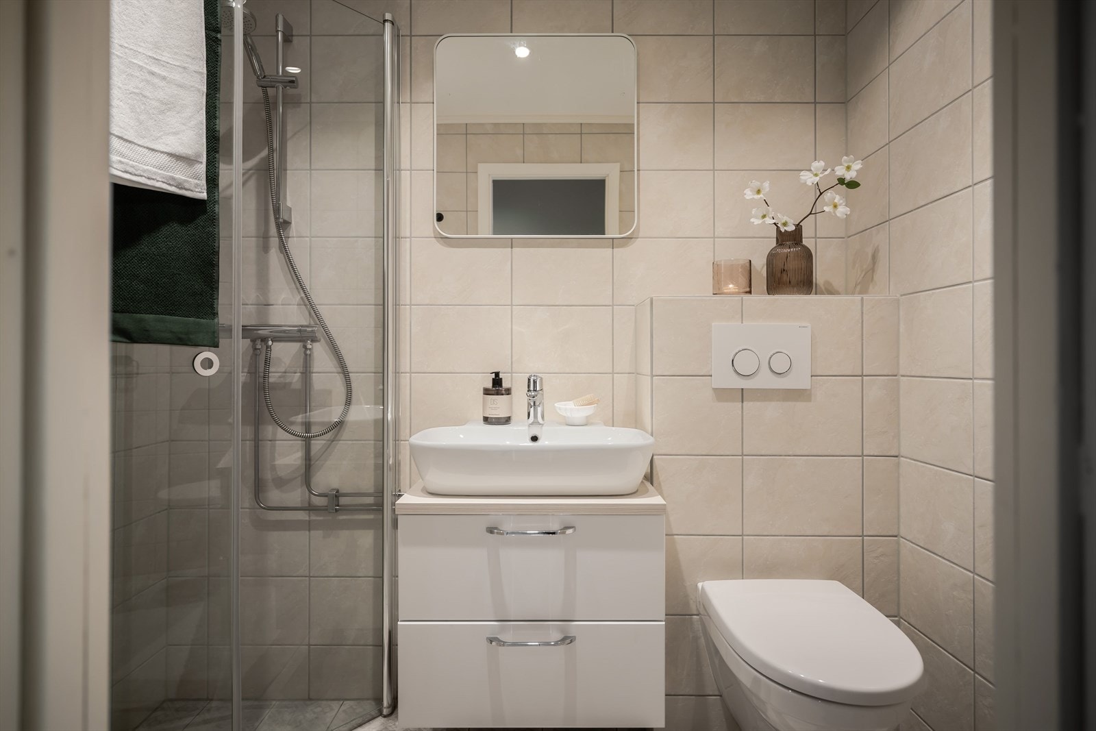 Pent flislagt bad fra 2015 i moderne farger på 2,5 kvm. Galleribilde