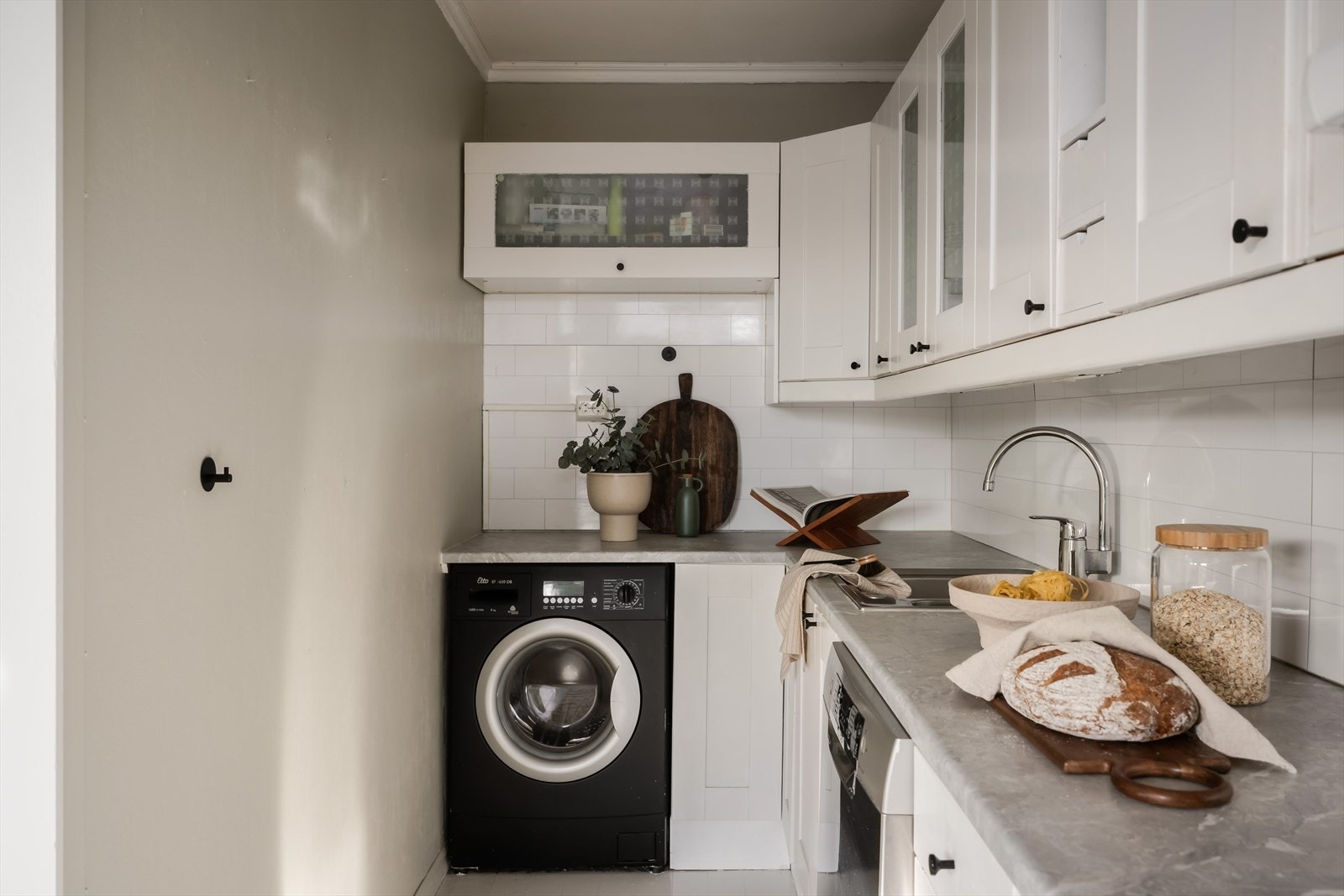 Hvitevarene på kjøkken følger med forutenom vaskemaskin. Galleribilde