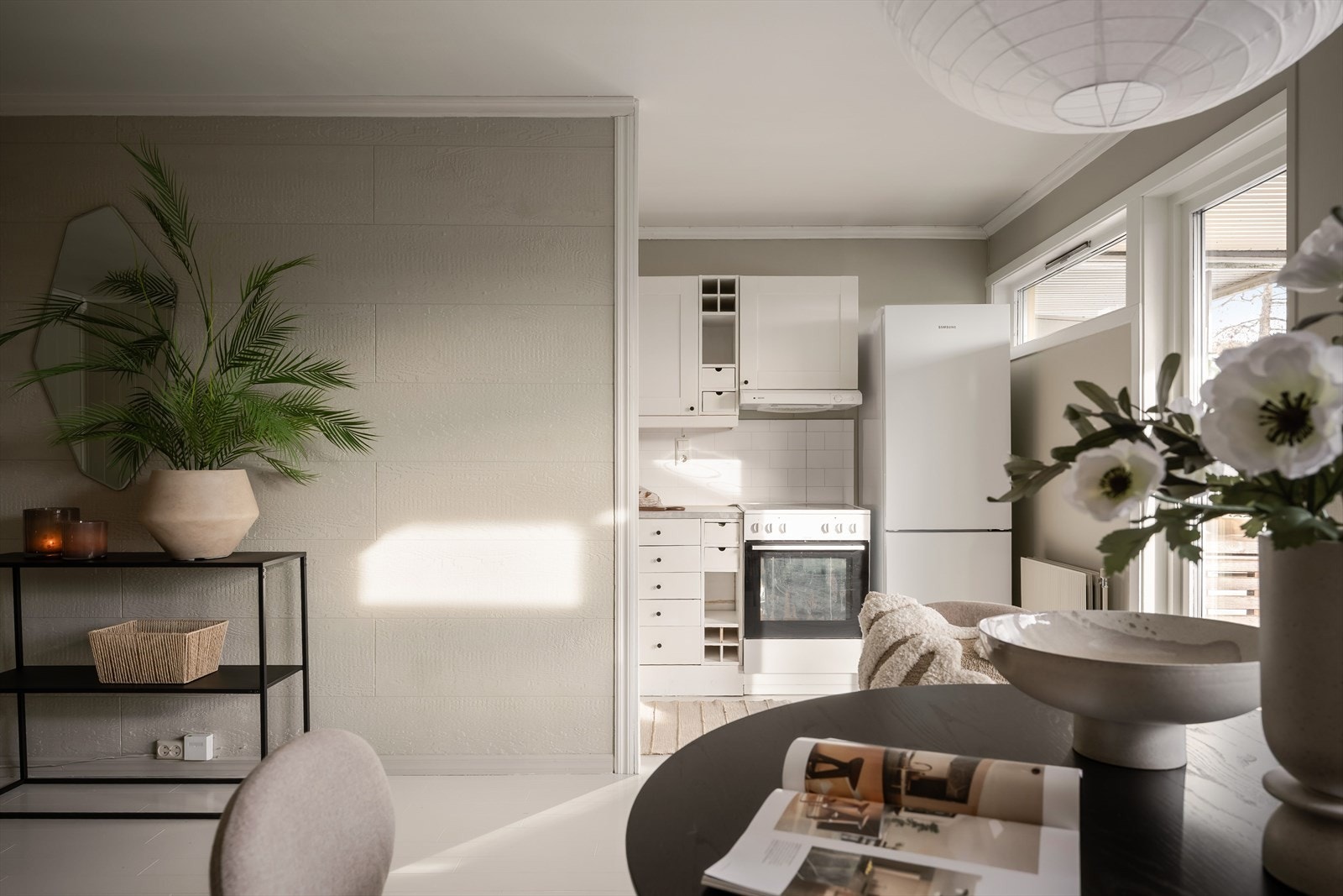 Stuen har en delvis åpen løsning inn til kjøkkenet som er på 6,5 kvm. Galleribilde