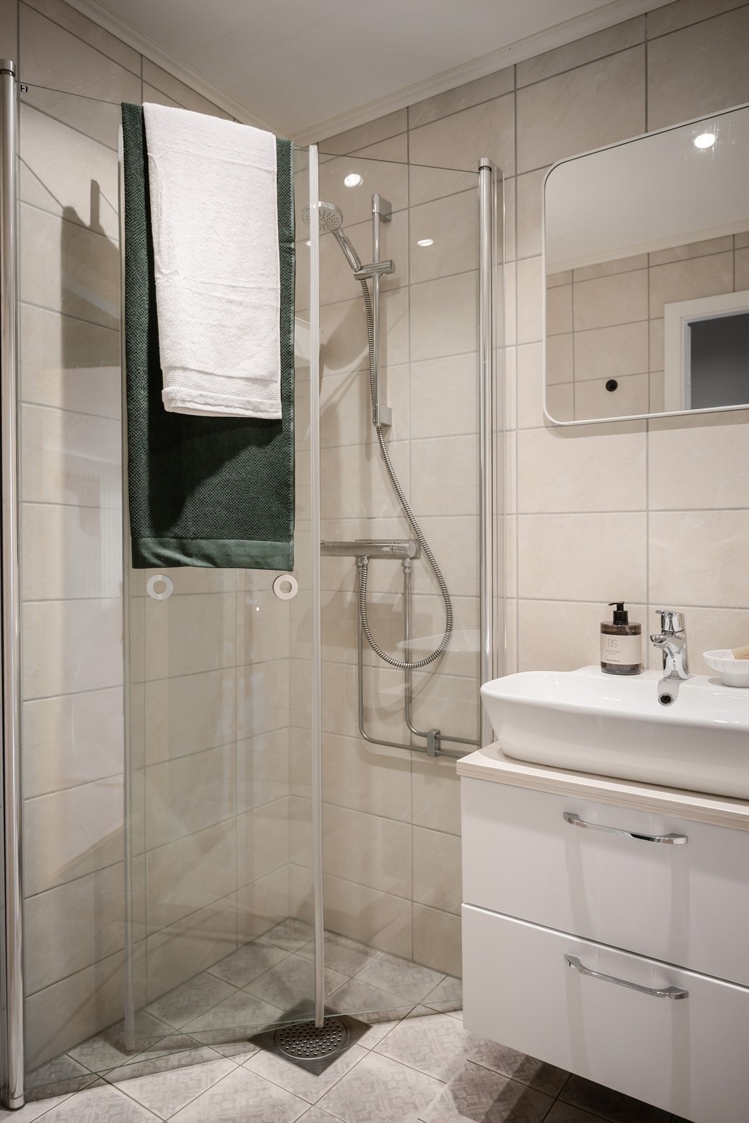 Badet har varmekabler i gulv, downlights i himling, praktiske dusjvegger, pen innredning og vegghengt toalett. Galleribilde