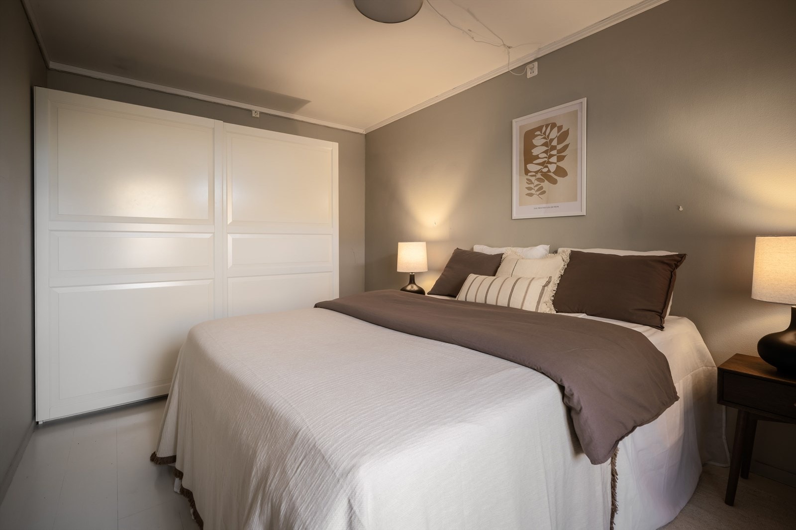 God plass for klær og utstyr i en stor skyvedørsgarderobe på soverommet. Galleribilde