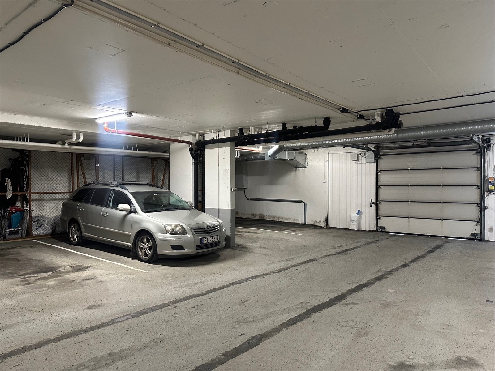 Parkeringsplass i oppvarmet garasjeanlegg. Gjesteparkering på borettslagets oppmerkede områder. Galleribilde