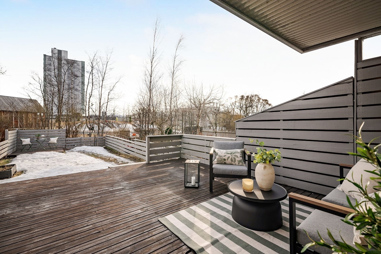 Boligen nyter svært godt av en attraktiv beliggenhet med deilige uteplasser og hage. Galleribilde