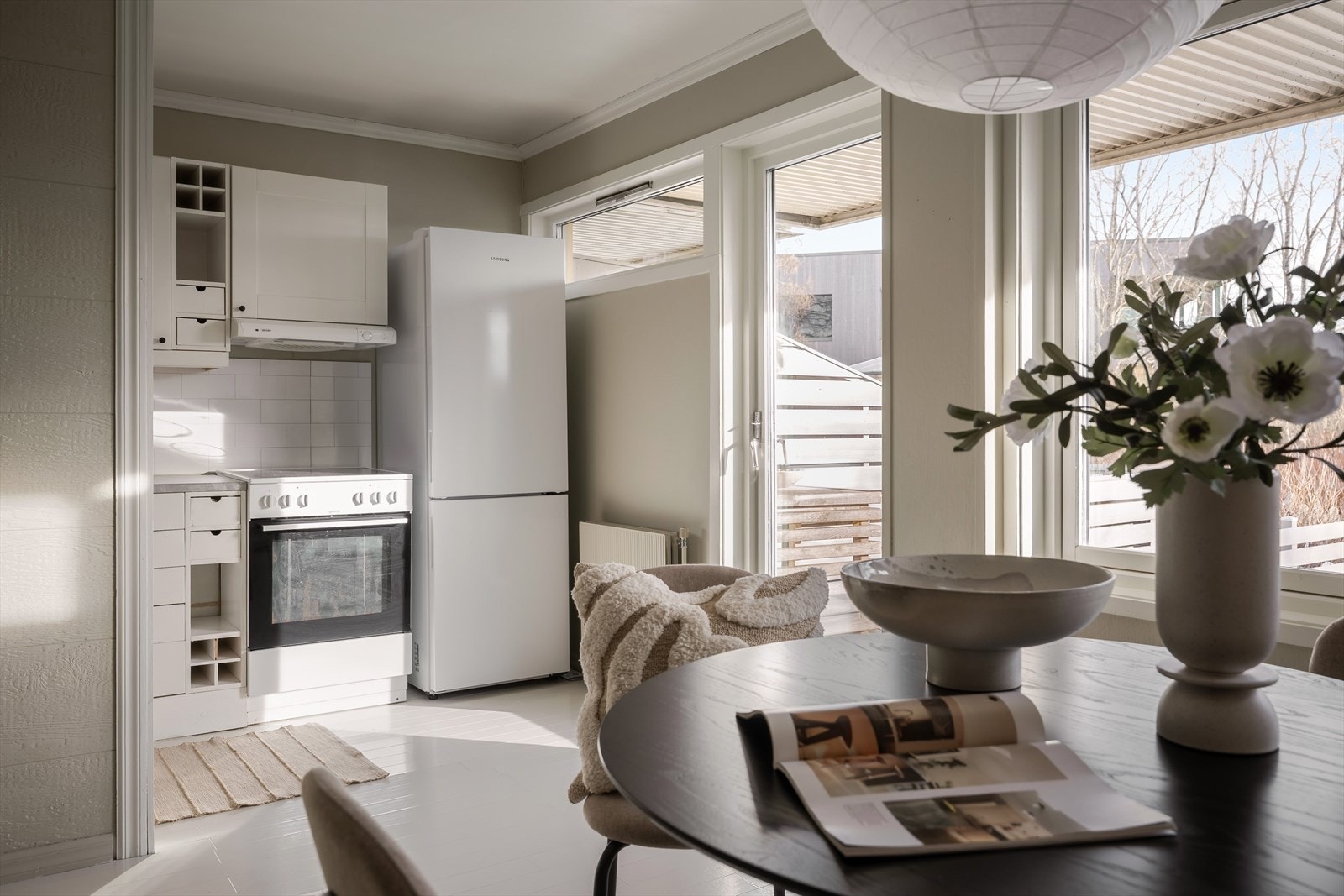 Spiseplassen finner sin naturlige plass mellom kjøkkenet og stuen. Galleribilde