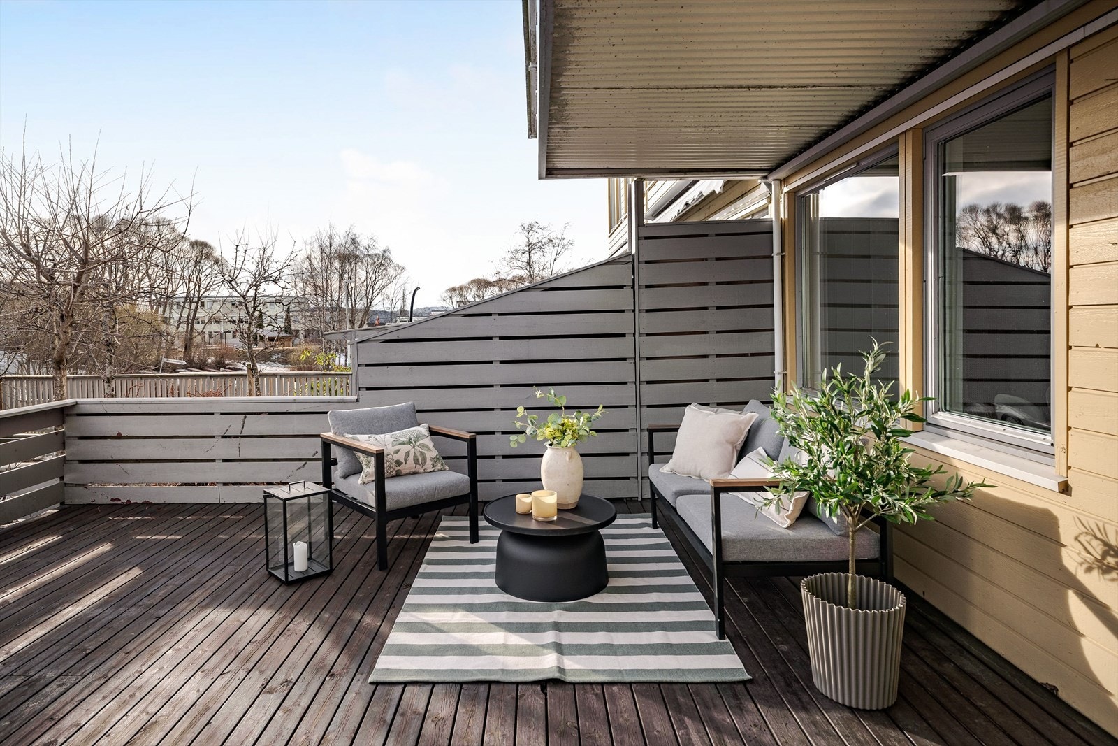 Delvis takoverbygd terrasse hvor det er god plass til ønsket utendørsmøblement. Galleribilde