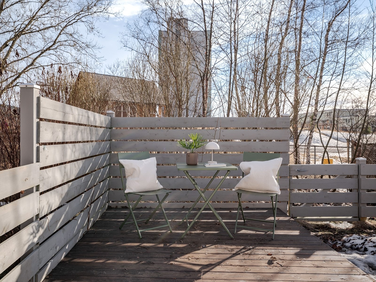 Platting i hagen hvor godværsdagene kan nytes til fulle med soling, grilling og avkobling. Galleribilde