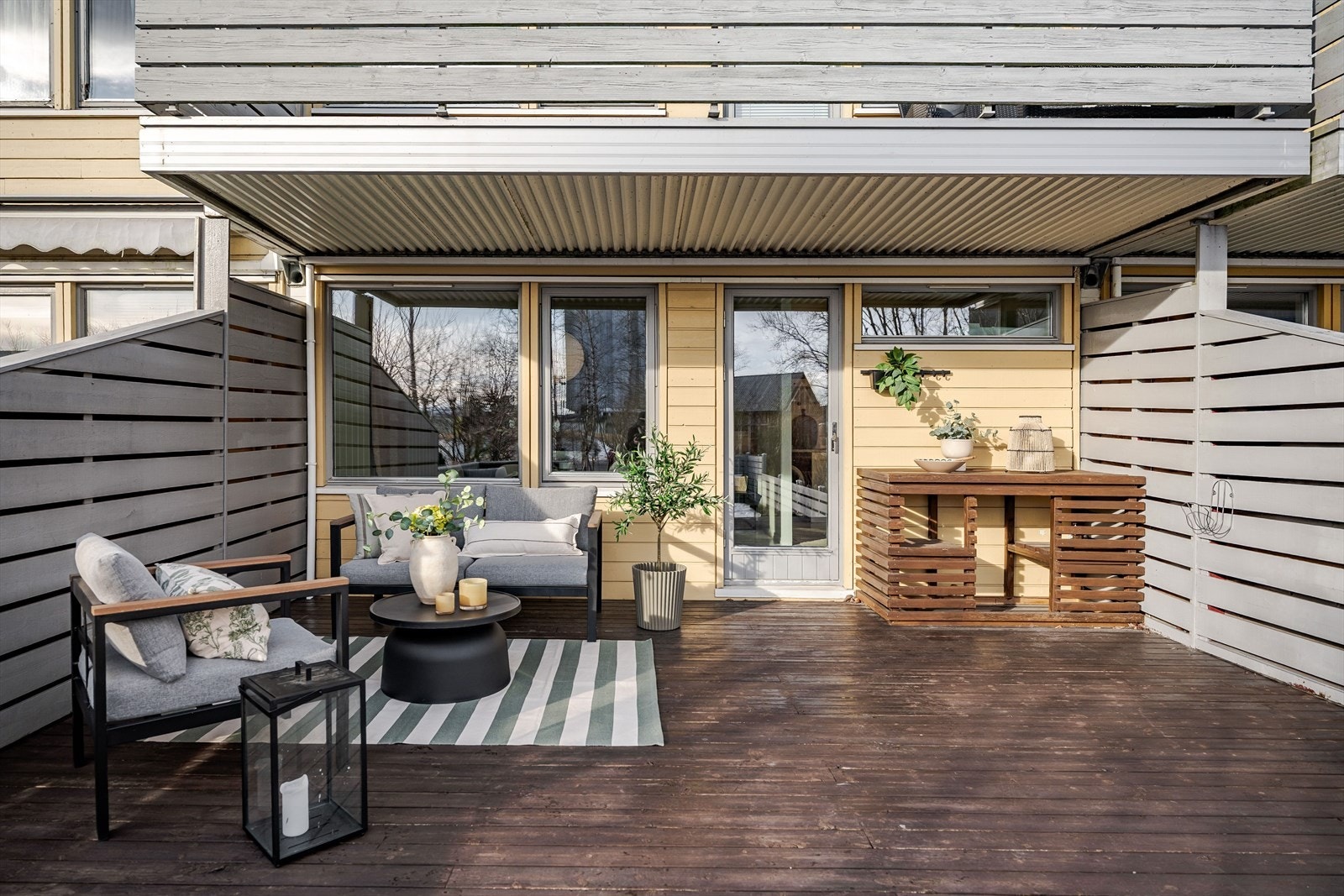 Fra boligen er det utgang til en stor sørvendt terrasse på 28 kvm Galleribilde