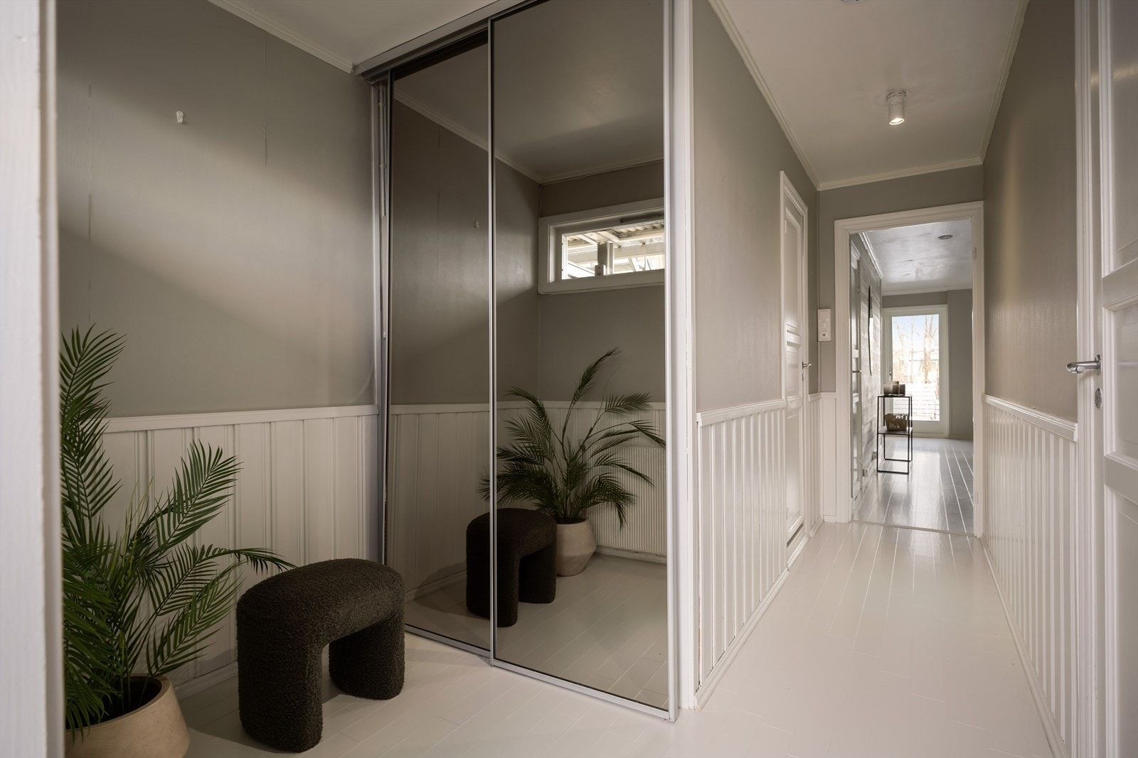 Når man kommer inn i leiligheten møtes man av en lys og trivelig entré. Her er det god garderobeplass i medfølgende skyvedørsgarderobe med speilfronter og plass til oppheng og skohyller hvis ønskelig. Galleribilde