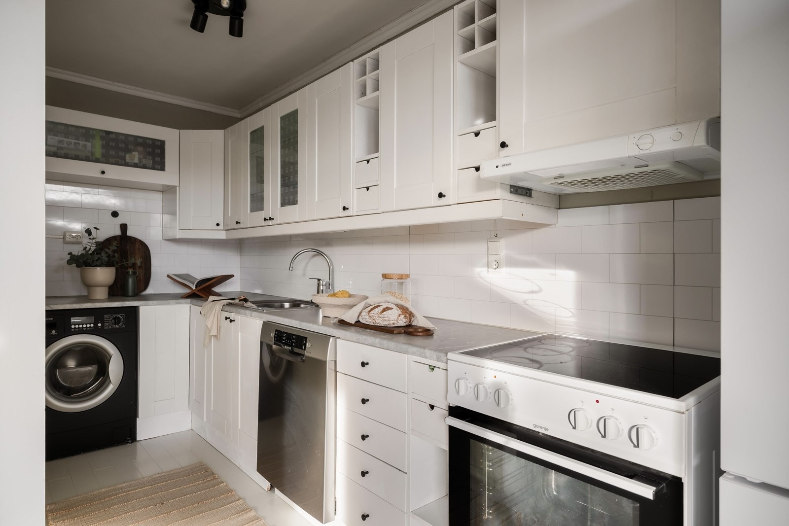 Lyst og tidløst kjøkken med mye skap- og benkeplass. Galleribilde