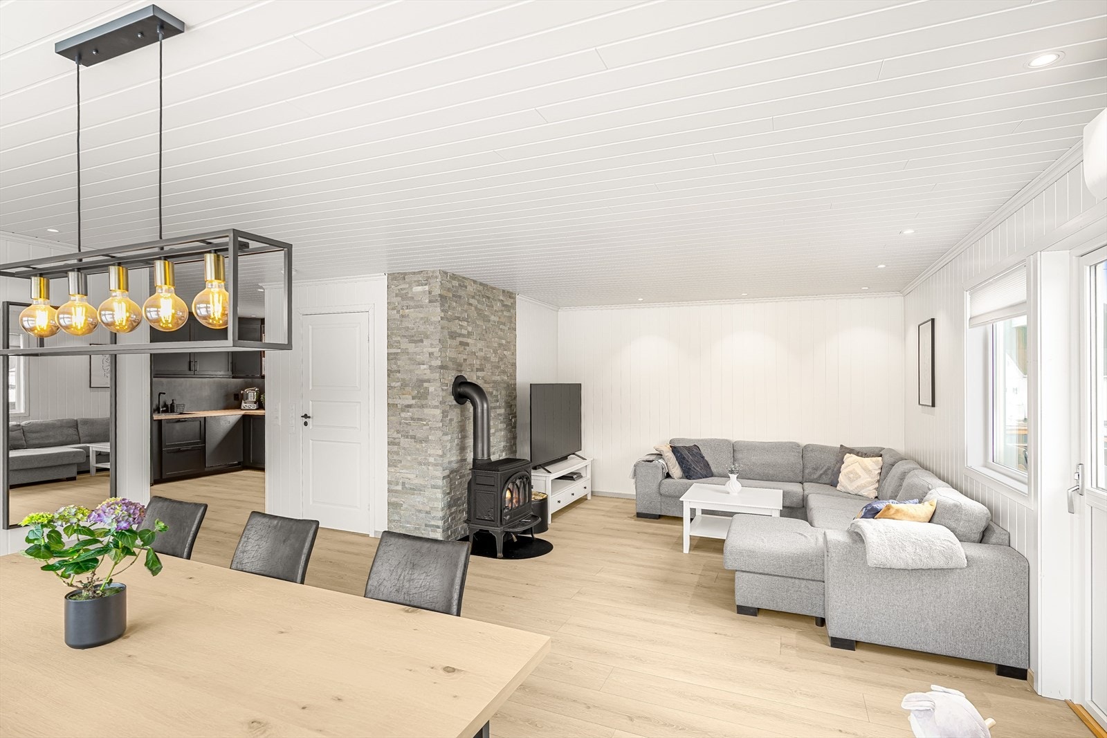 Boligen har en fin og moderne standard Galleribilde