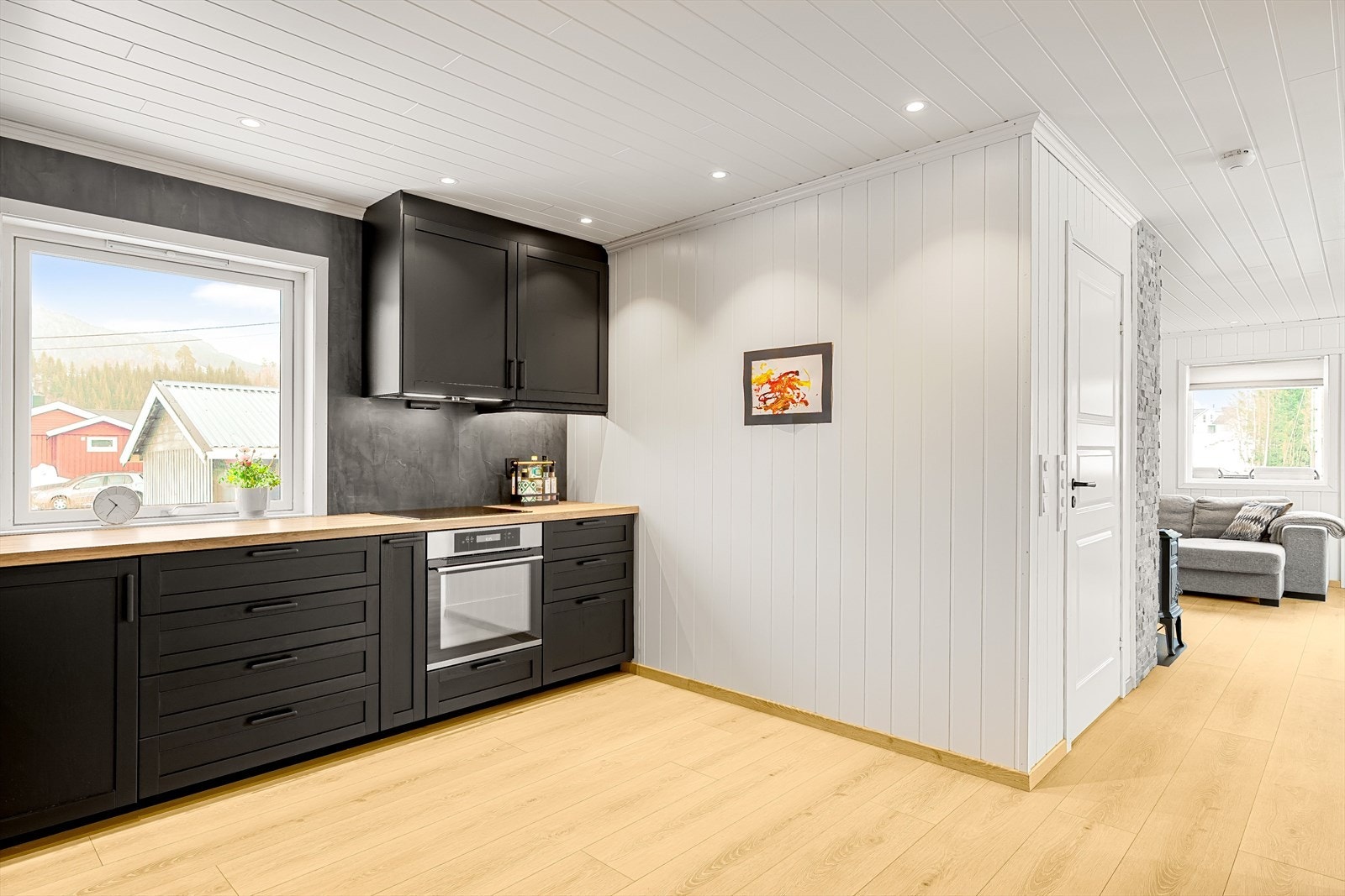 Fint kjøkken med mørk innredning Galleribilde