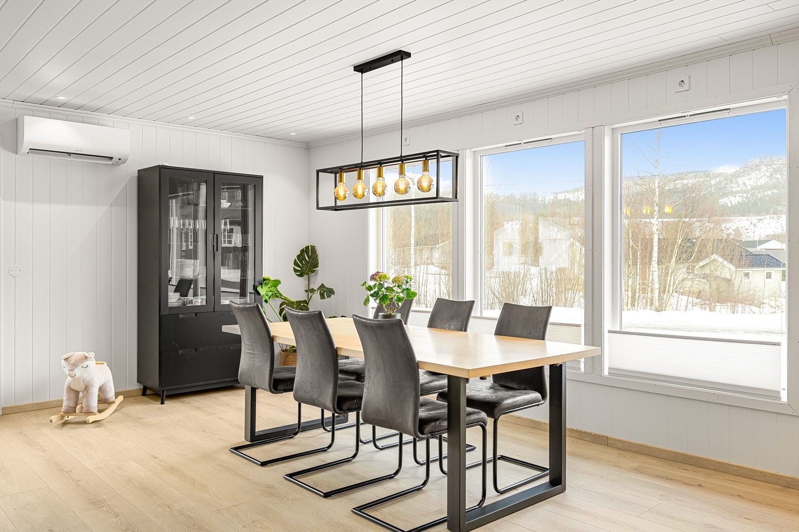 Store vindusflater gir godt med naturlig lysinnslipp Galleribilde