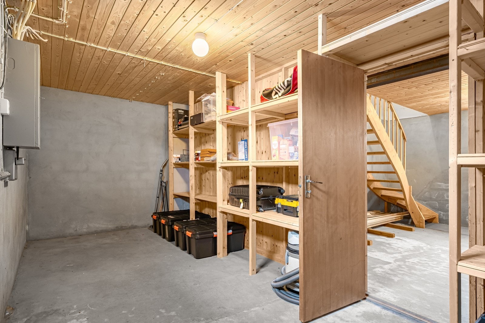 Godt med lagringsplass i kjeller Galleribilde