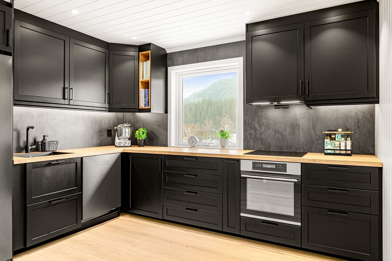 Godt med skap- og benkeplass på kjøkkenet Galleribilde