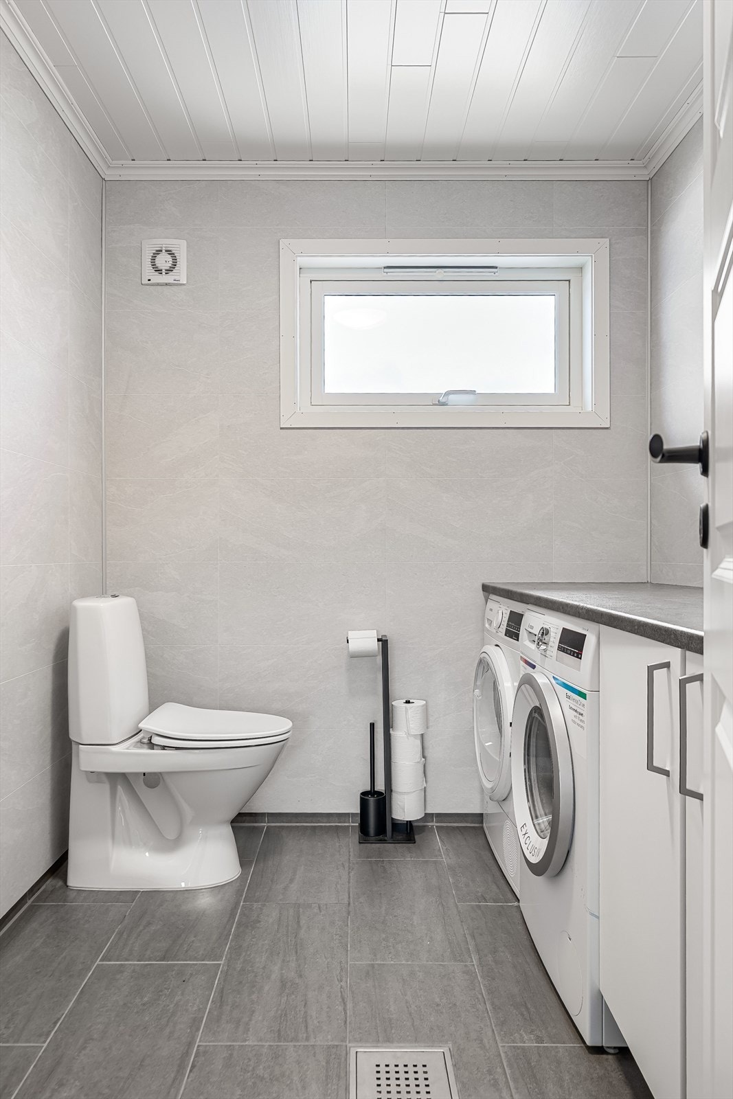 Vaskerom med toalett Galleribilde