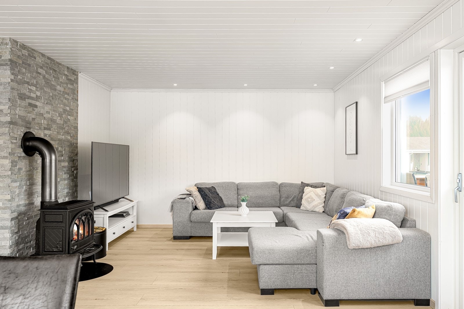 Lys og fin stue med utgang til terrasse Galleribilde