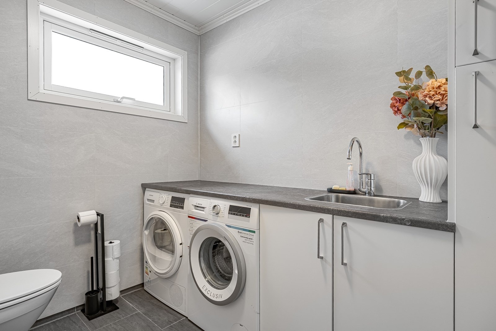 I tillegg til badet, har boligen eget vaskerom Galleribilde