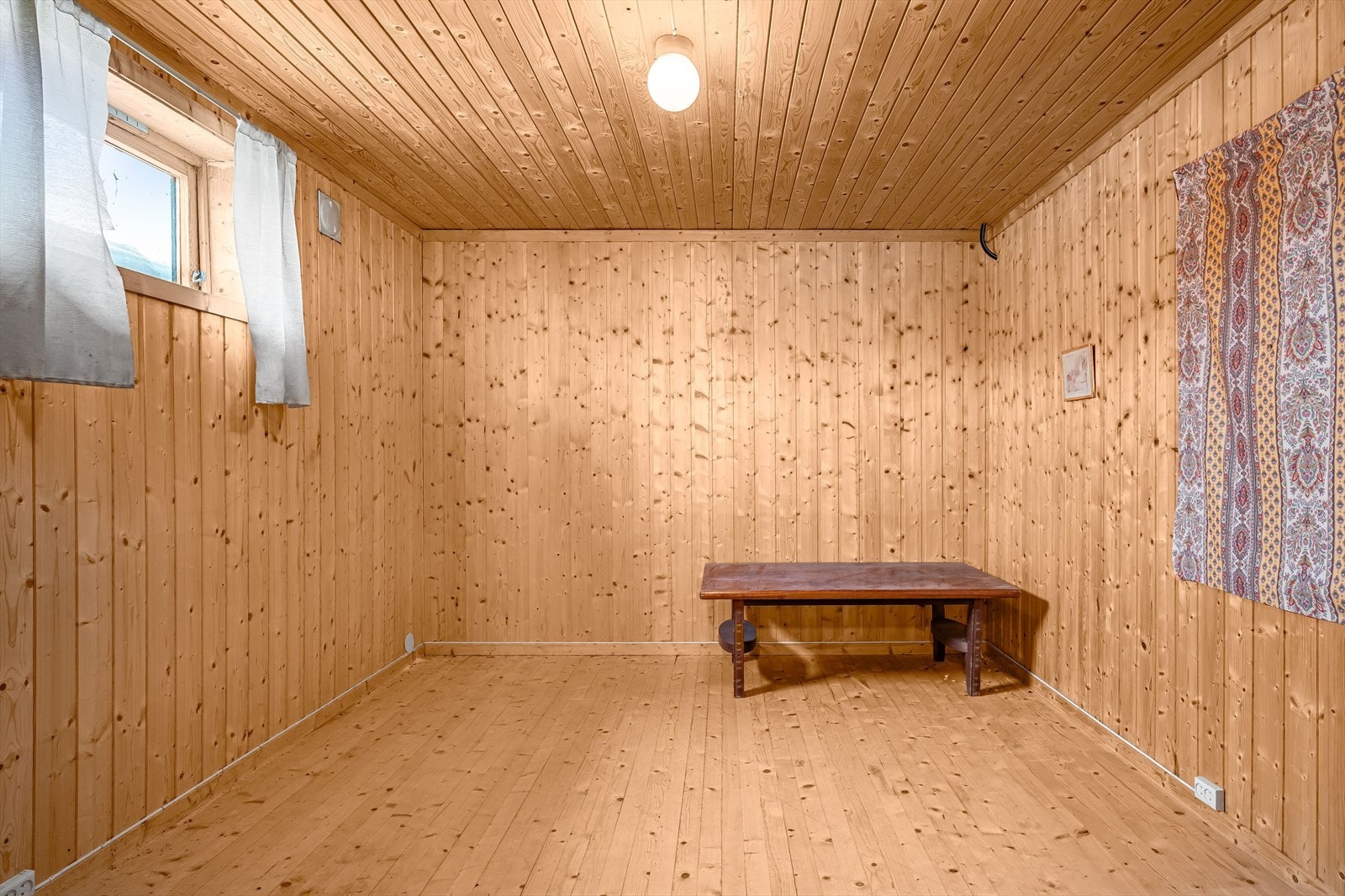 Rom i kjeller som i dag benyttes som kjellerstue. Rommet er opprinnelig godkjent som "mat" (bodareal). Galleribilde