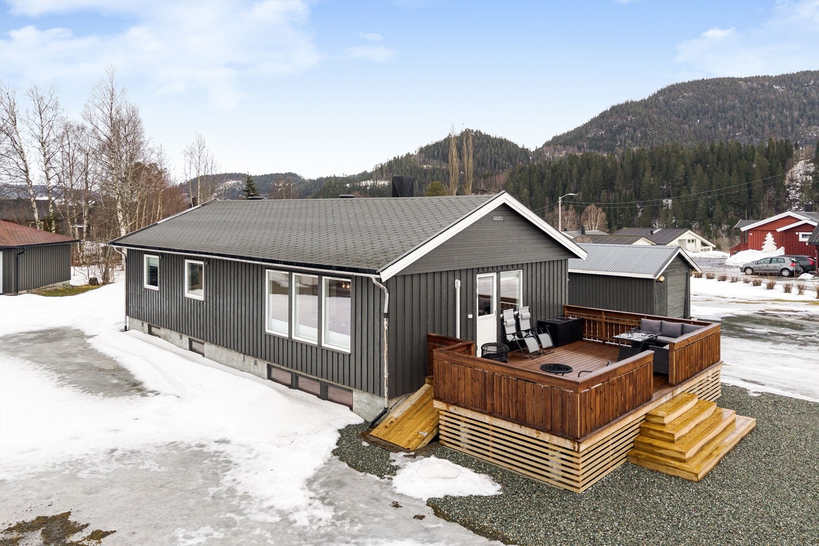 Eneboligen ligger fint til i et barnevennlig, sentralt og veletablert boligfelt på Storås Galleribilde