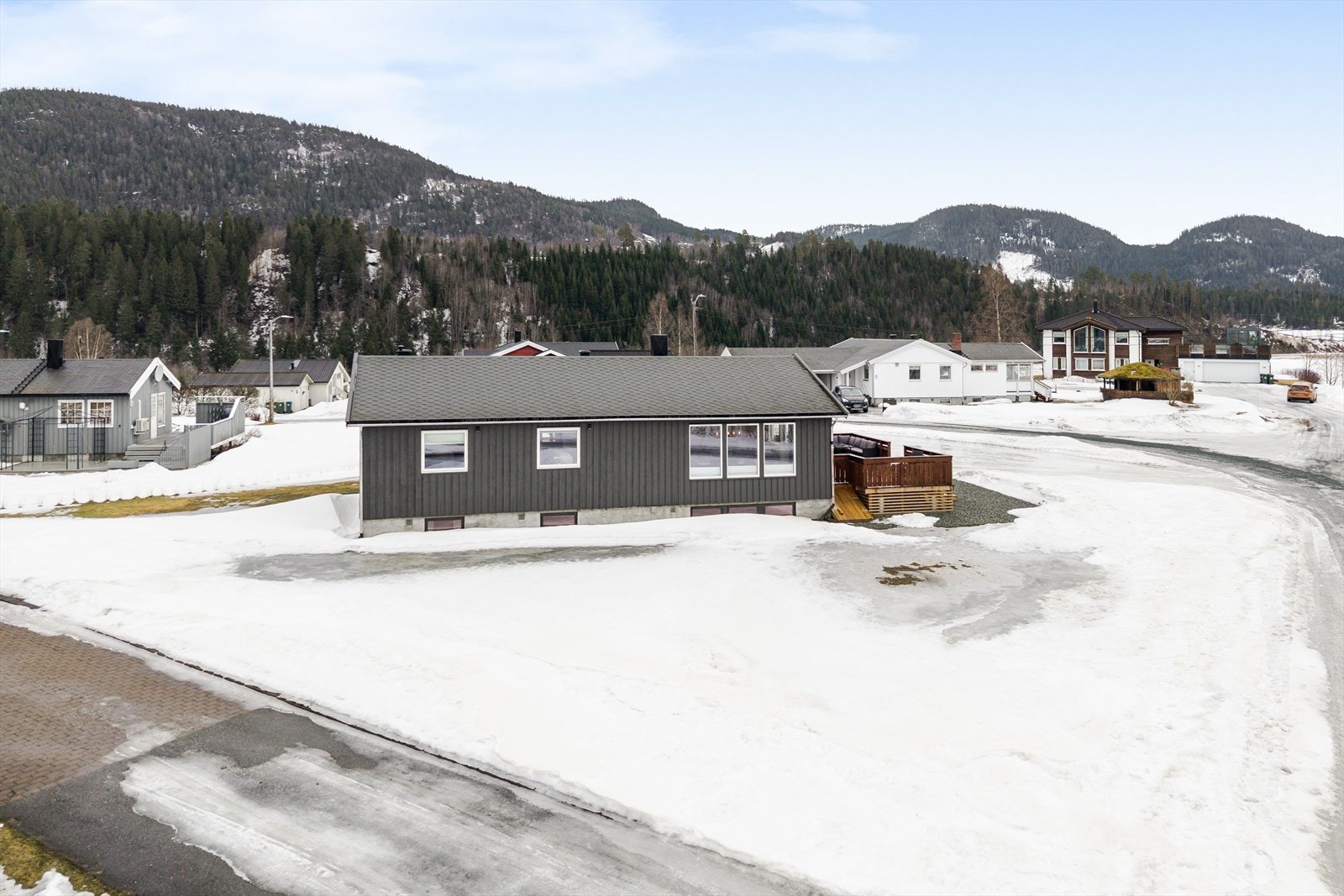 Fra eiendommen er det kort vei til blant annet dagligvarebutikk, barnehage og en rekke flotte turområder Galleribilde