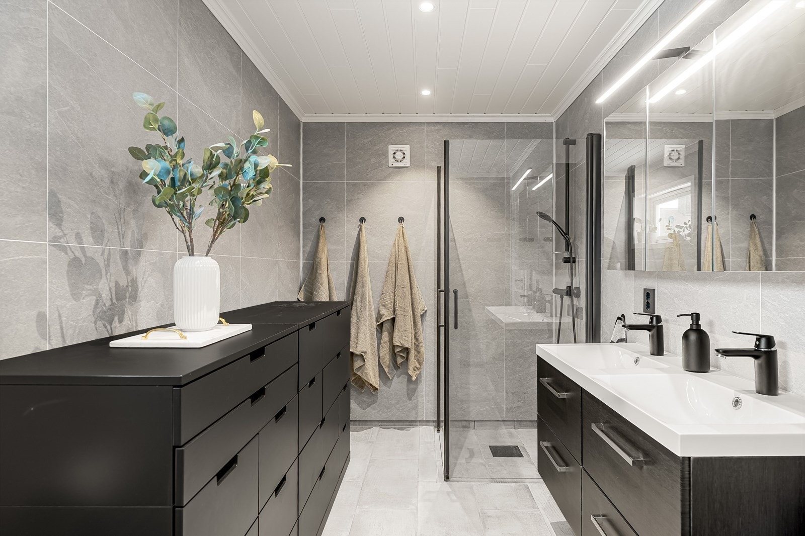 Fint og moderne bad med flis på gulv og baderomsplater på vegg Galleribilde