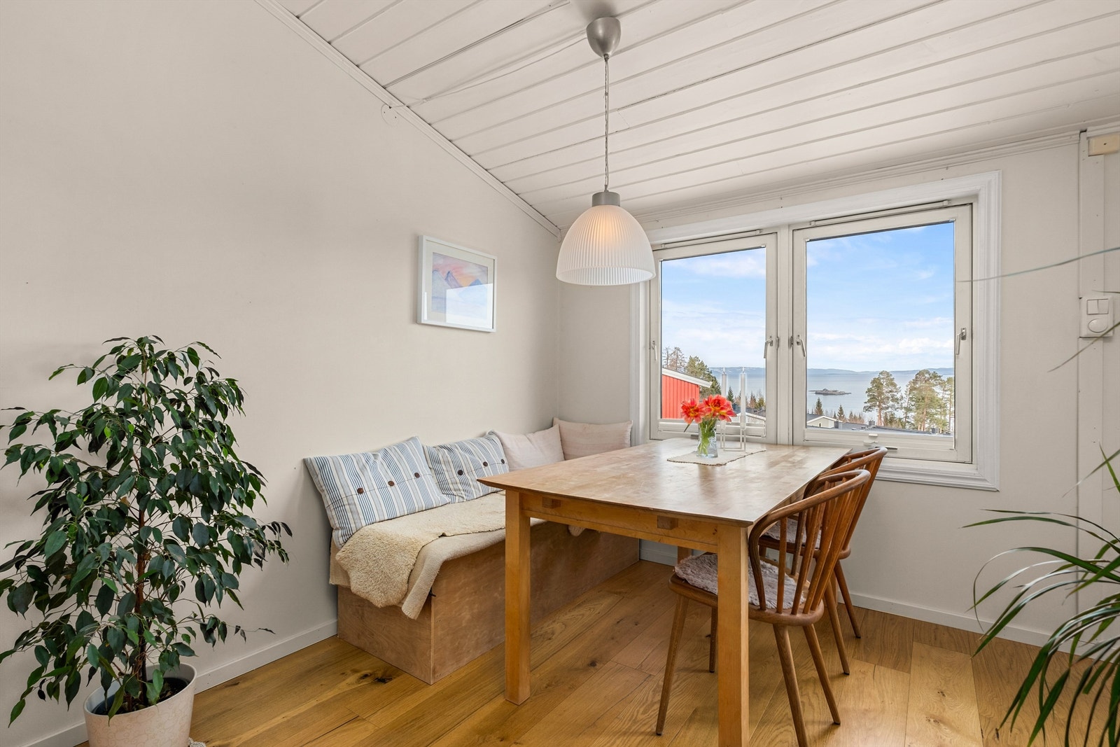 Her har man god plass til å samle familie og venner til hyggelige sammenkomster. Galleribilde