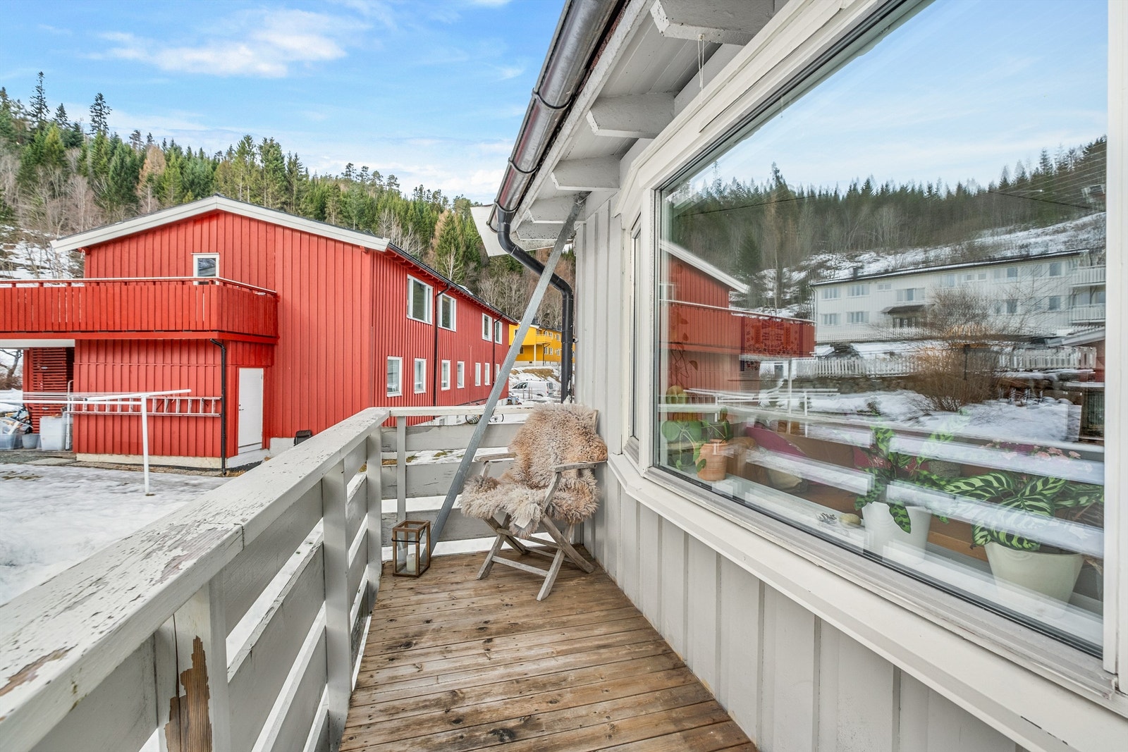 Balkongen vil på sommerstid oppleves som en fin forlengelse av stuen. Selger opplyser om solgang fra ca. kl. 10:00-20:00 på sommerstid. Galleribilde