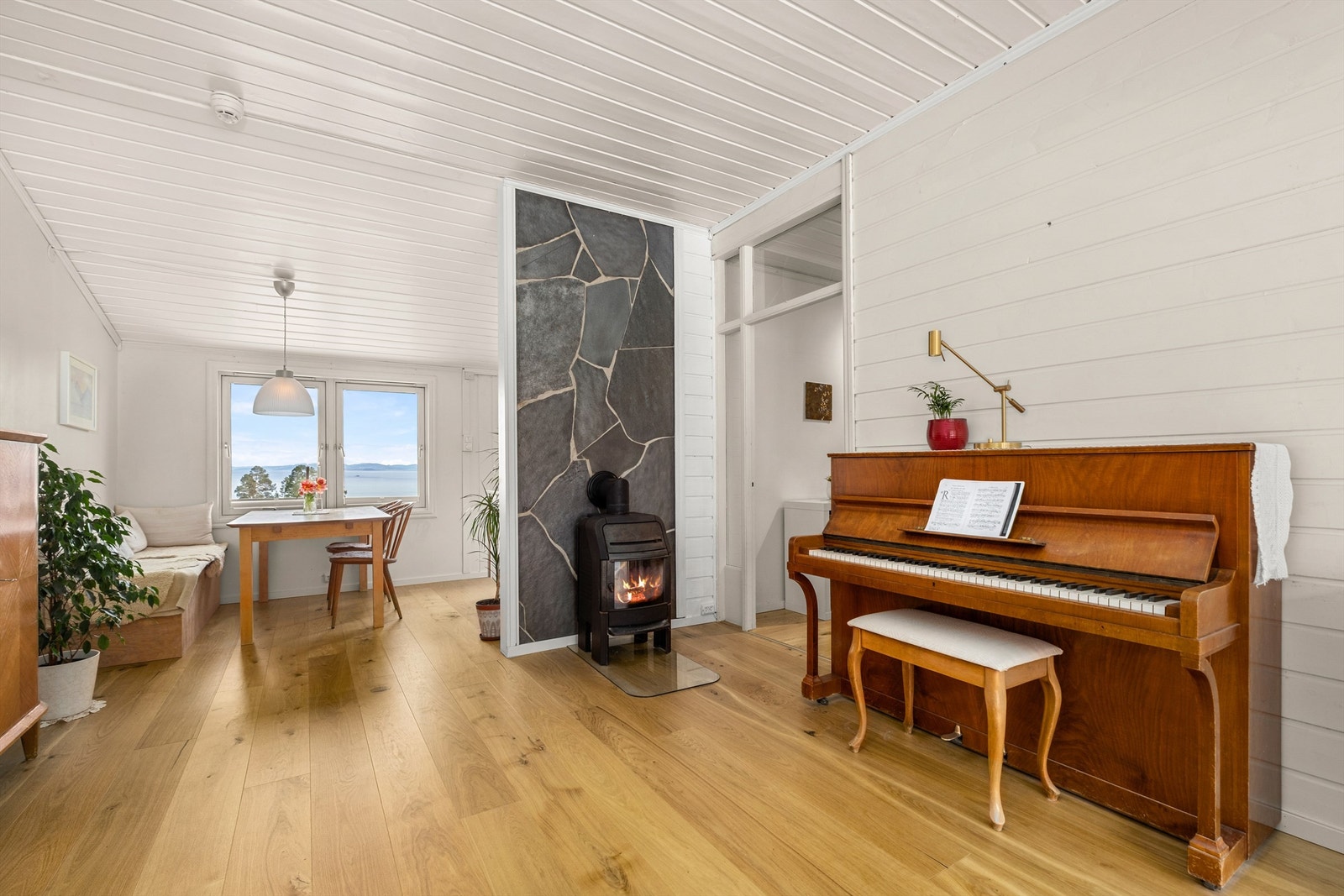 Leiligheten er oppvarmet med peisovn på stue, elektrisitet og varmekabler på bad. Galleribilde