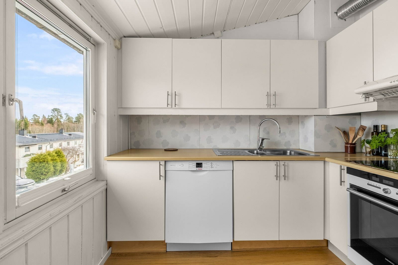 Kjøkkenet har rikelig med skap- og benkeplass! Galleribilde