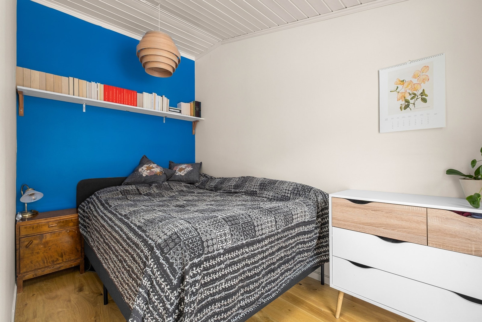 Soverom 2 er på 6 kvm og kan fint benyttes som barnerom eller kontor hvis ønskelig. Det ble etablert skyvedør inn mot rommet i 2017. Galleribilde