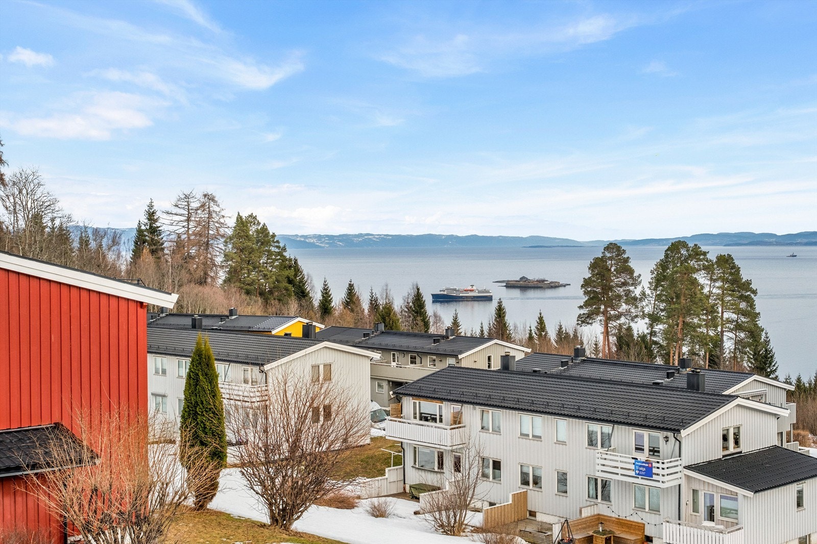 Daglige gjøremål kan enkelt løses i nærområdet, med dagligvarebutikker, treningssentre som 3T og EasyFit, samt servicetilbud i Ila, Ilsvika og på Byåsen. I nærområdet er det kort vei til både barnehager og skoler. Galleribilde