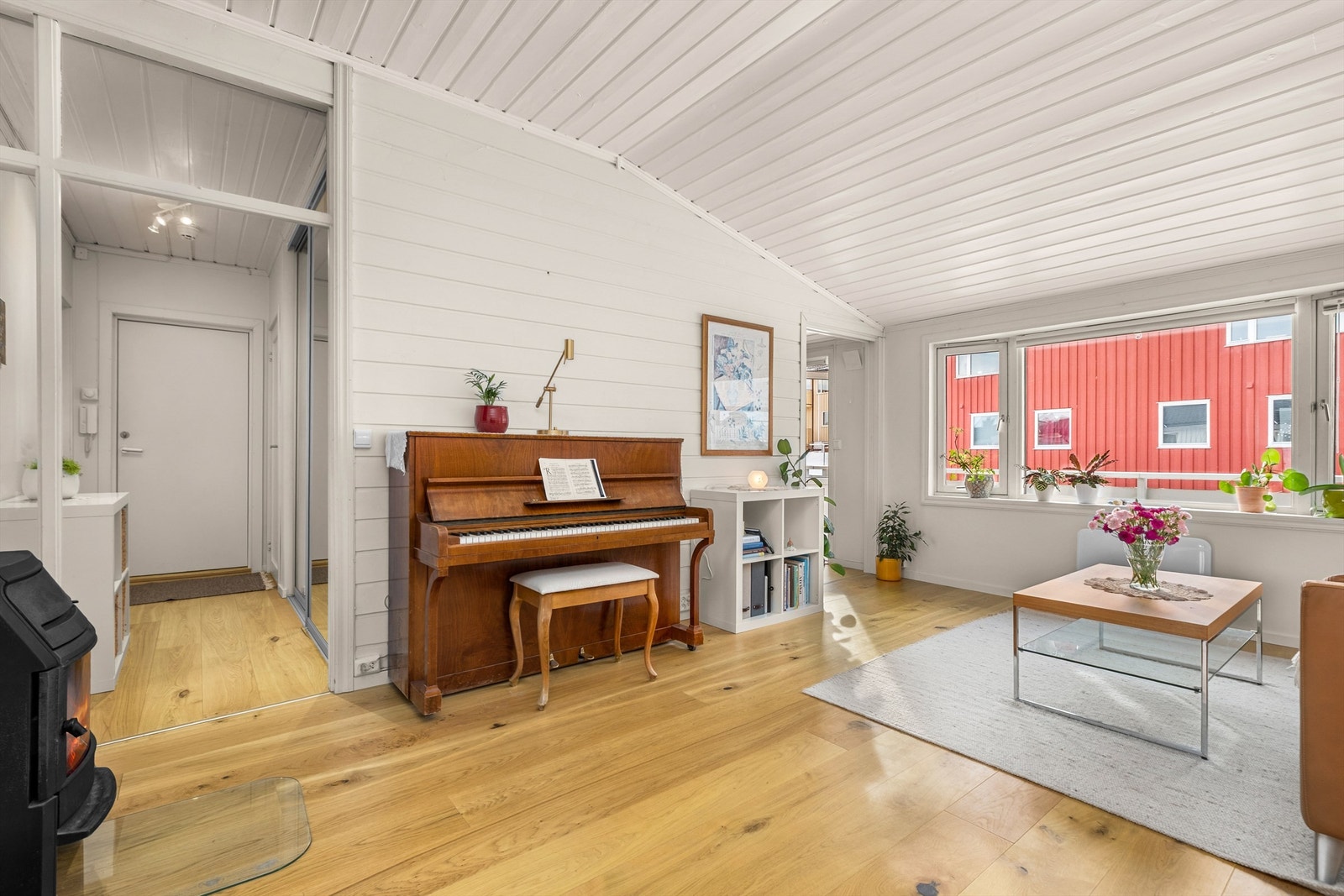 Stue- og kjøkkenarealet måler til sammen romslige 29 kvm og har god plass til stor sofagruppe med tilhørende TV-møblement og spisegruppe. Galleribilde