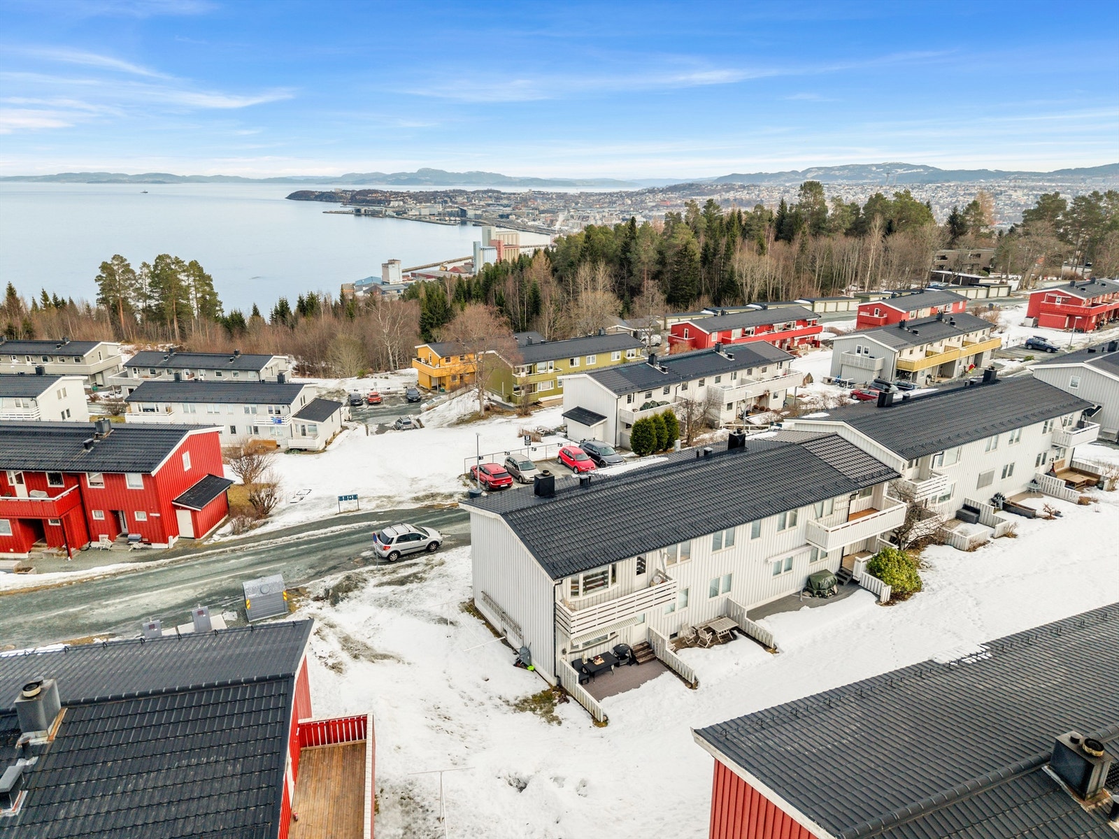 Eiendommen ligger tilbaketrukket i et stille boligstrøk med lite gjennomgangstrafikk. Området byr på en fin kombinasjon av bynær beliggenhet og nærhet til grønne omgivelser, perfekt for deg som ønsker en rolig hverdag uten å gi slipp på byens tilbud. Galleribilde