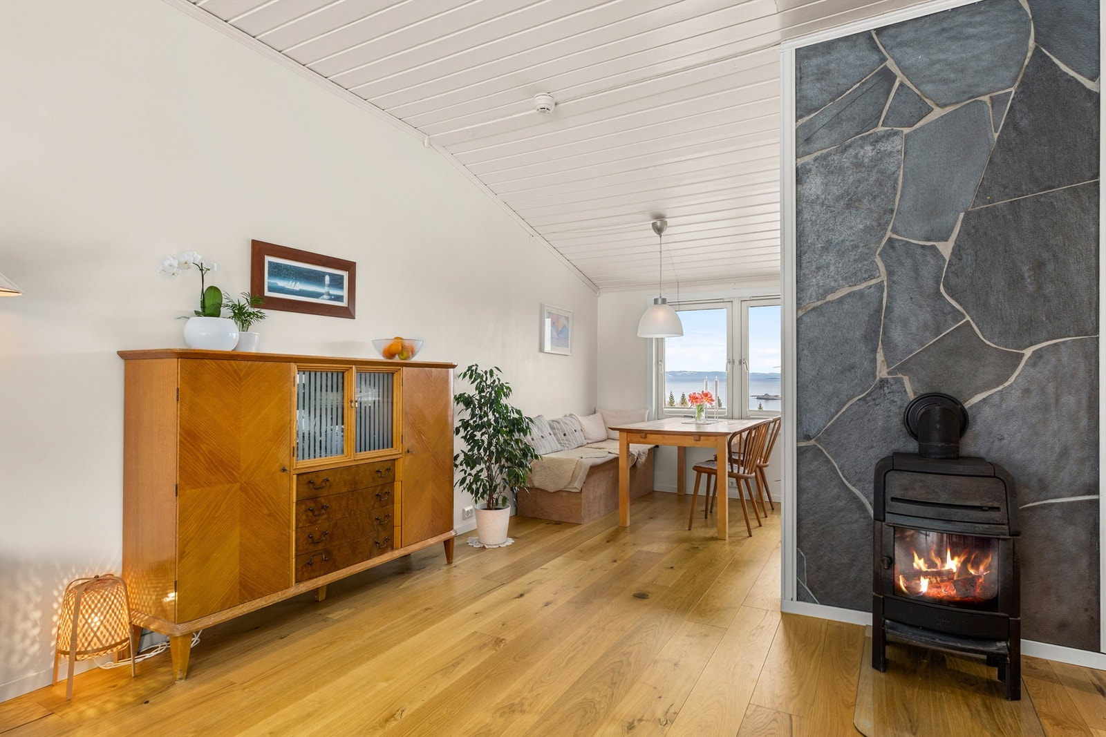 Stuen er lett å møblere med de flere sonene i rommet. God takhøyde skaper en luftig atmosfære. Galleribilde