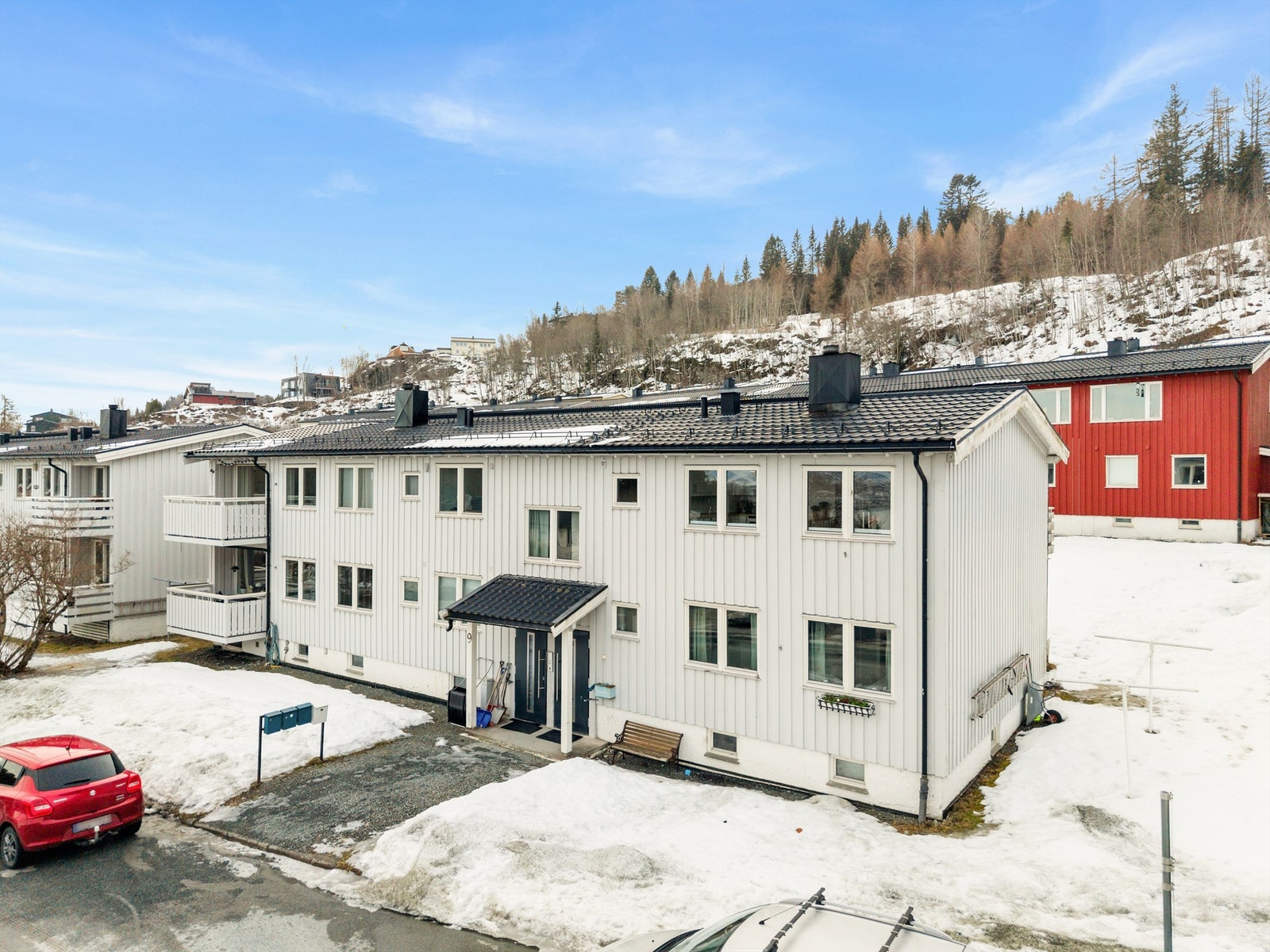 Leiligheten ligger sentralt og rolig til uten gjennomgangstrafikk, og har skjermet felles hagedel som grenser til bymarka og et hav av turstier. Området har gode kollektivmuligheter og gåavstand til sentrum. Galleribilde