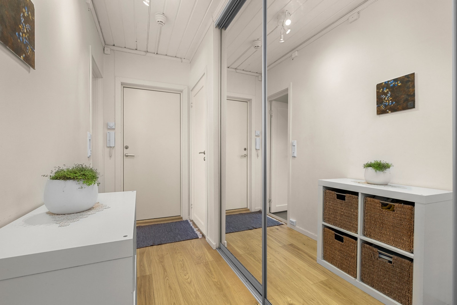 Videre disponerer leiligheten to boder i kjelleren på til sammen 14 kvm med ytterligere lagringsmuligheter. Galleribilde