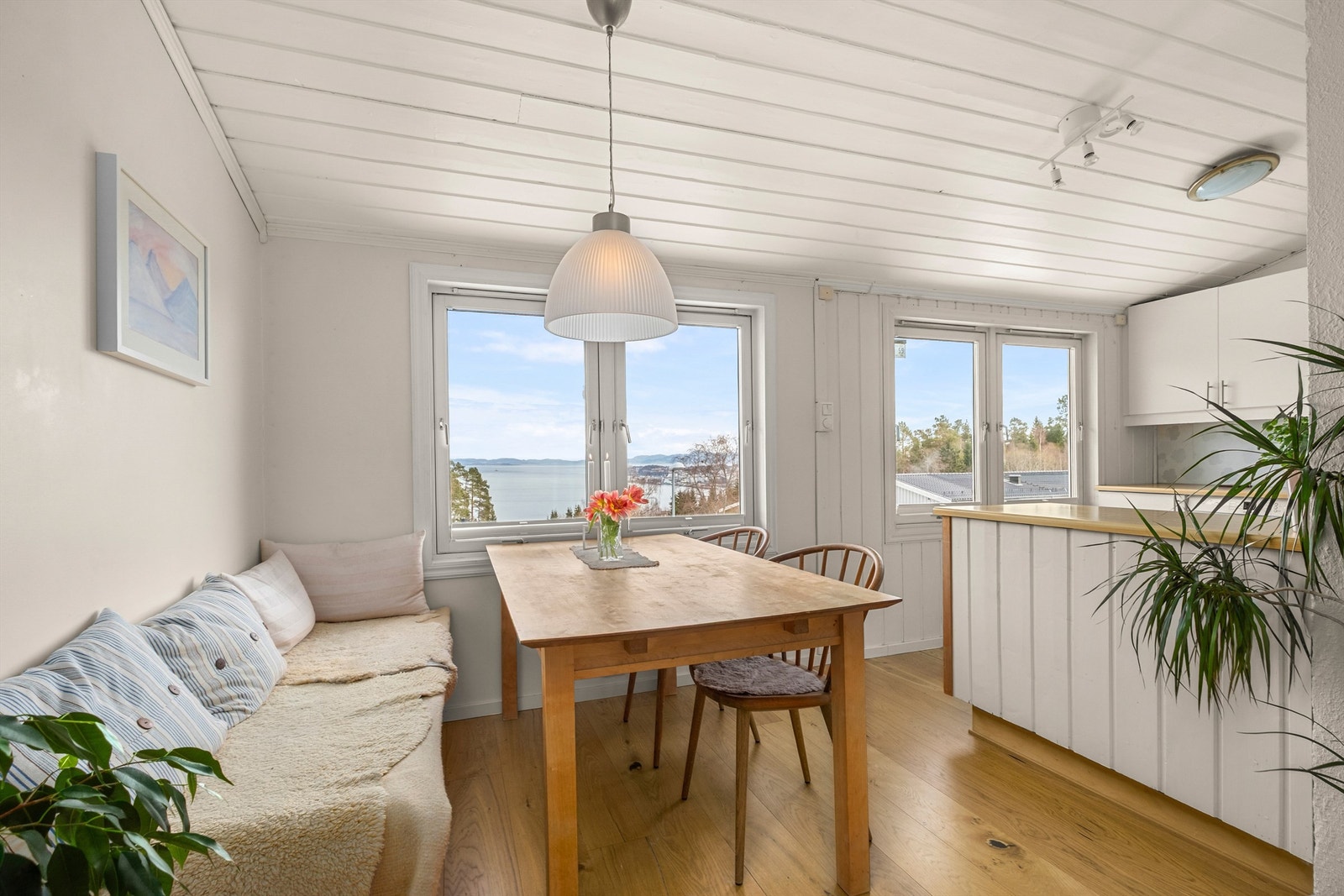 Mellom kjøkken og spiseplass er det etablert en praktisk øy som gir ekstra arbeidsbenk samt oppbevaringsplass. De fleste rommene i leiligheten fikk nytt gulv i 2017 Galleribilde