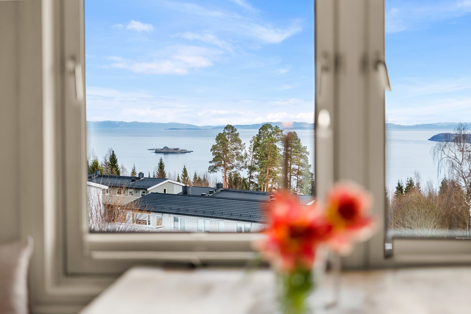 Fra kjøkkenet og spiseplassen kan du nyte den fabelaktige utsikten over fjorden Galleribilde