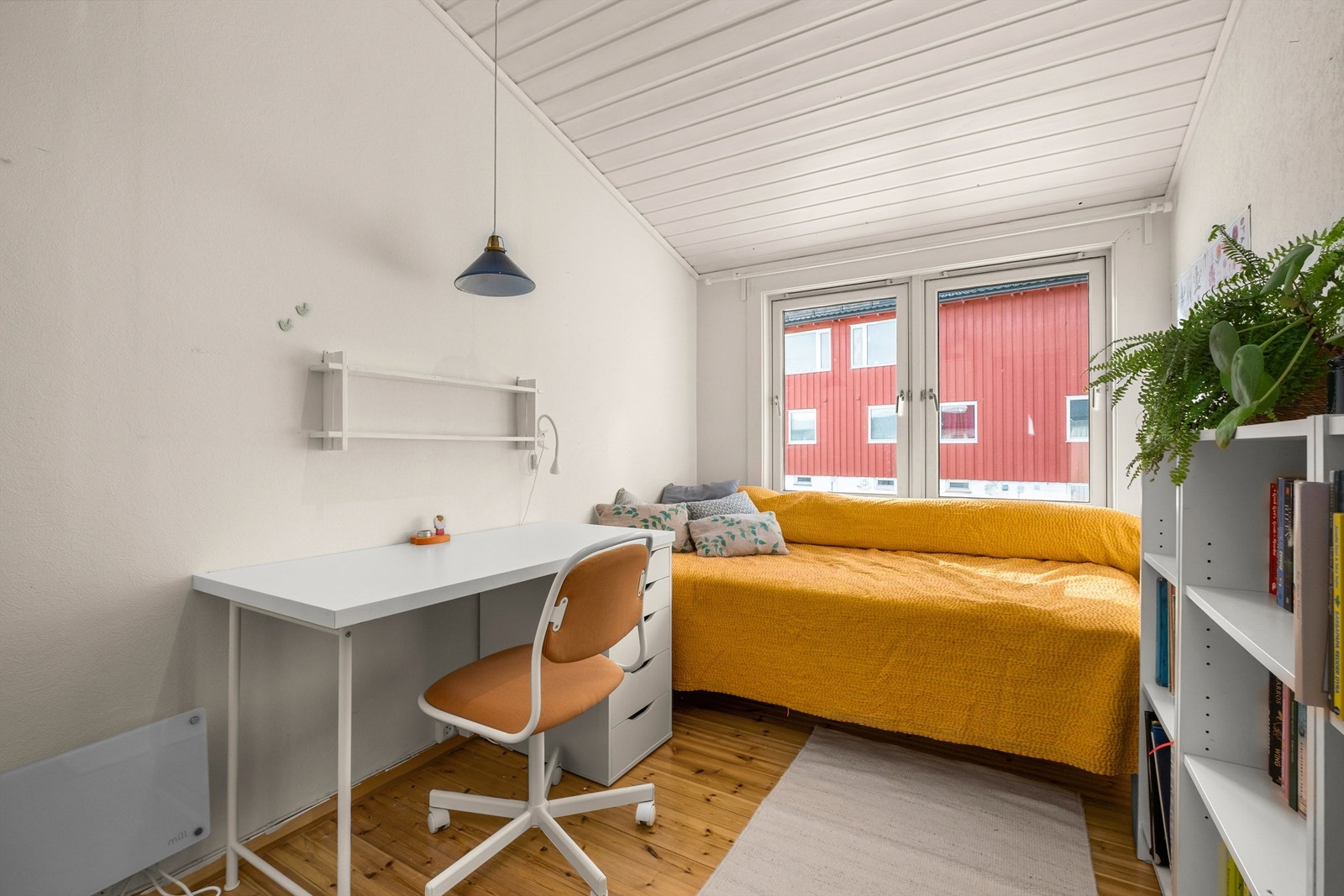 Ett av to soverom på 8 kvm. Her har man god plass til seng, nattbord og garderobeskap. Galleribilde