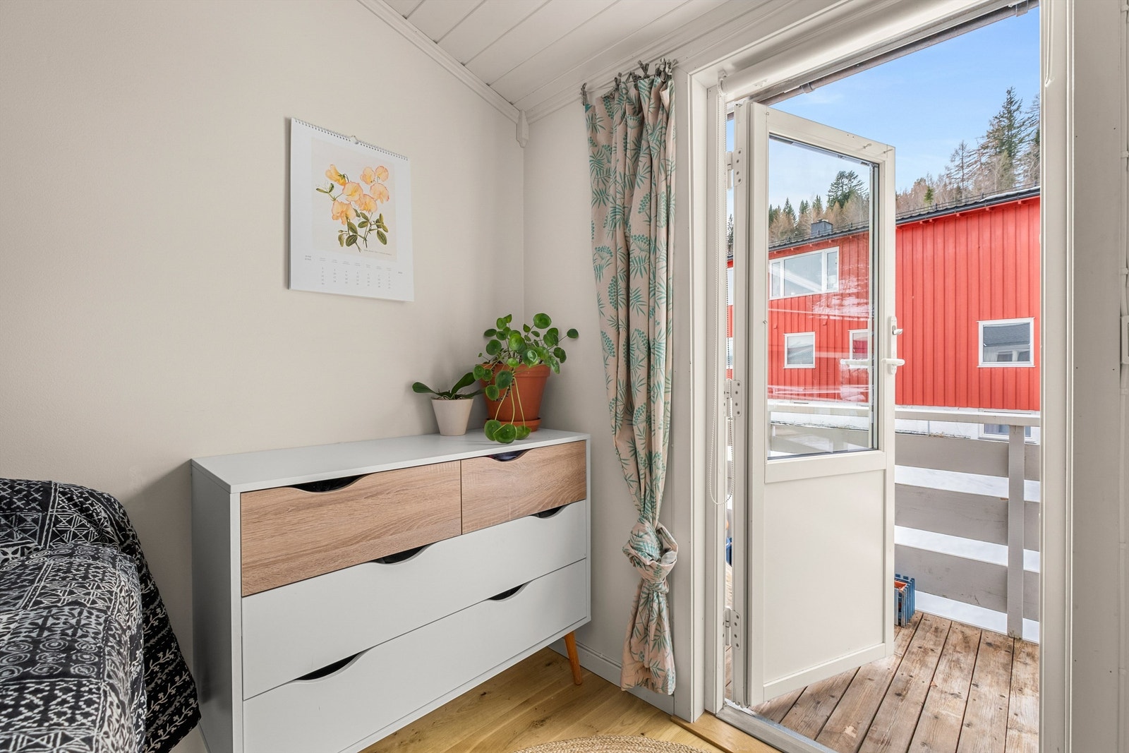 Fra det ene soverommet/kontoret har man direkte utgang til en solfylt balkong med gode møbleringsmuligheter. Galleribilde