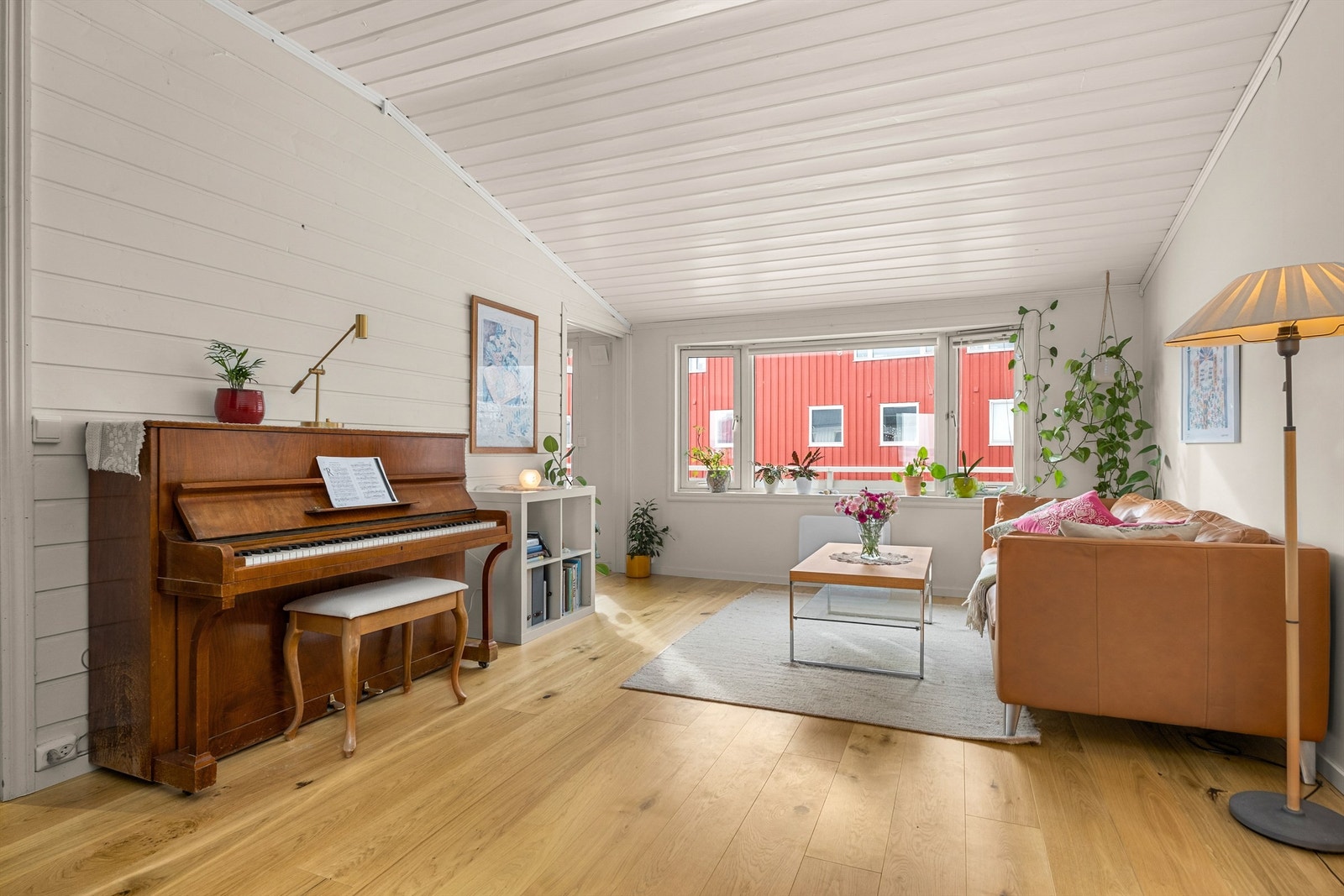 Leiligheten er gjennomgående lys og luftig med utstrakte vindusflater som sikrer rikelig med naturlig dagslys. Galleribilde