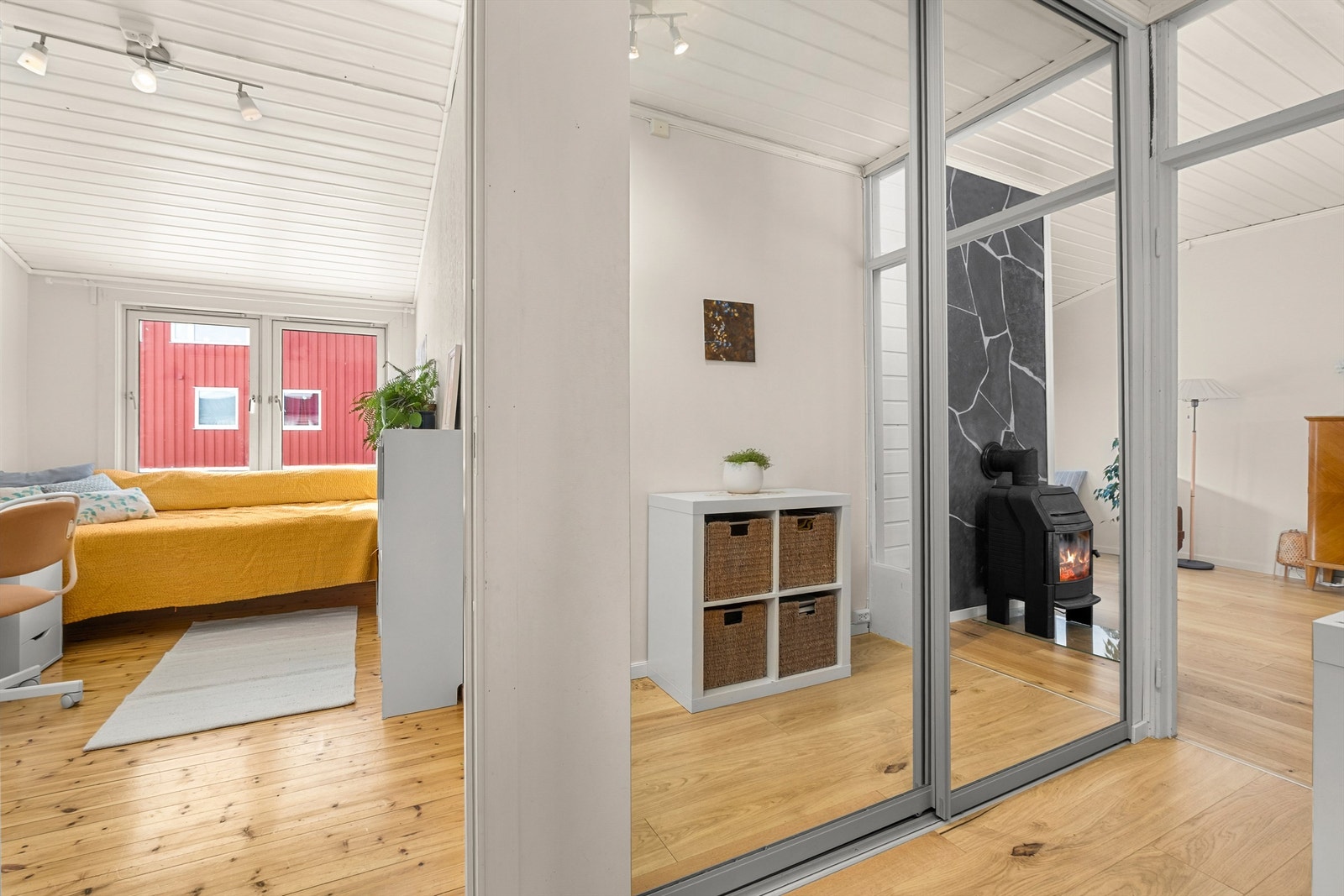 Velkommen inn! Romslig entré med praktisk plassbygd skyvedørsgarderobe fra 2017 Galleribilde