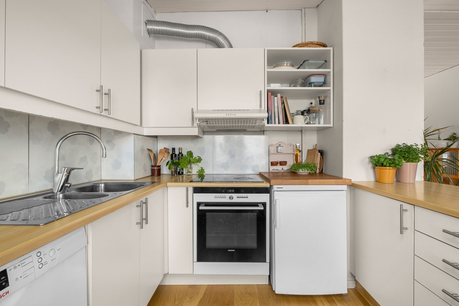 Kjøkkenet er videre innredet med integrert stekeovn og platetopp samt frittstående oppvaskmaskin og kjøleskap. Galleribilde