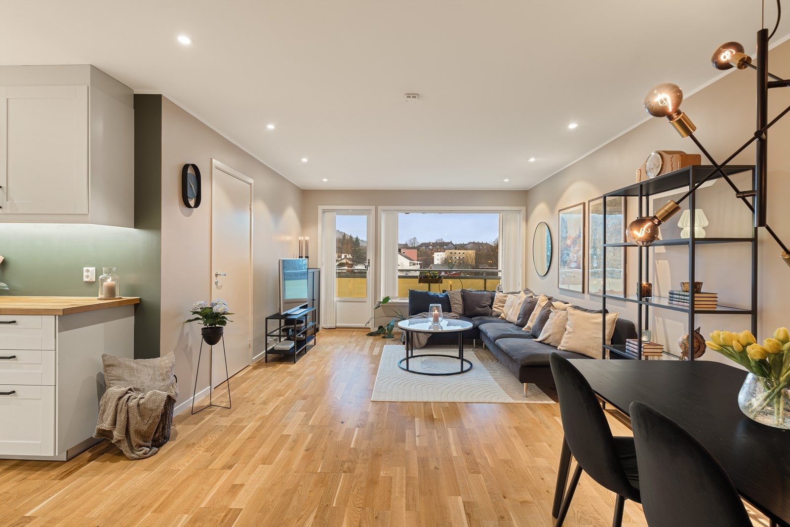 Stor stue med delvis åpen løsning mot kjøkken som tilsammen rommer ca. 34 m². Galleribilde