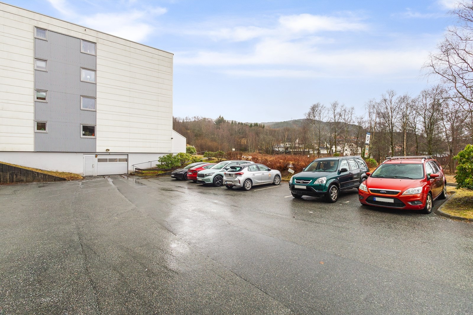 Leiligheten har parkeringsplass til én bil utenfor. Galleribilde