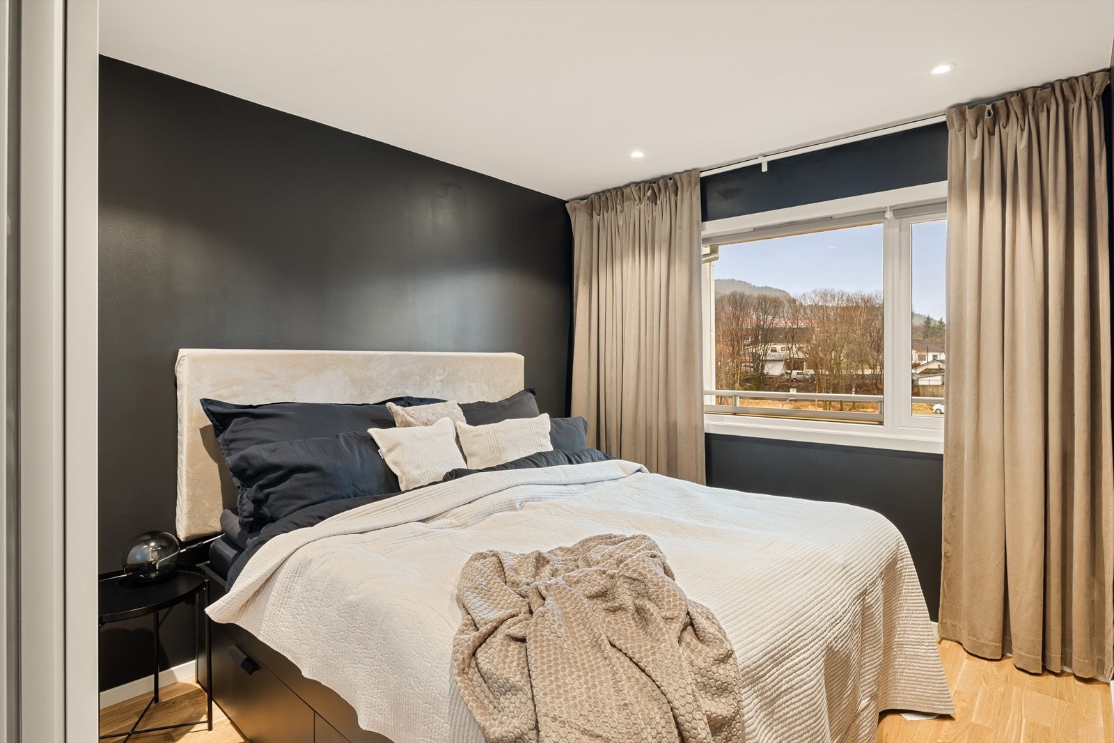 Soverommet er romslig og malt i behagelige, duse farger. Galleribilde